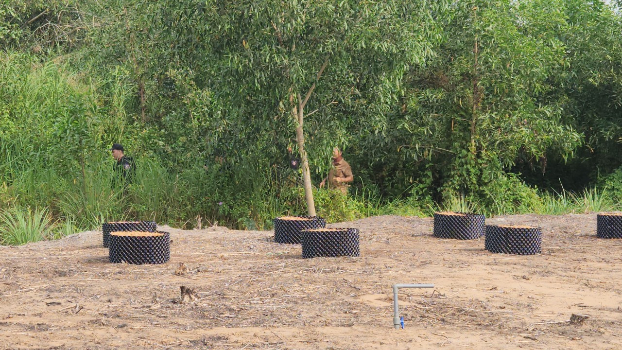 Theo ghi nhận của PV Tiền Phong vào trưa 8/1 tại ấp 7 (xã Lương Hòa, huyện Bến Lức, Long An), các lực lượng thuộc Công an tỉnh Long An phối hợp với Công an TPHCM vẫn đang tiếp tục chốt chặn trên nhiều tuyến đường dẫn vào nơi tình nghi đối tượng đang lẩn trốn. Các trinh sát xuyên đêm truy tìm dấu vết hung thủ.