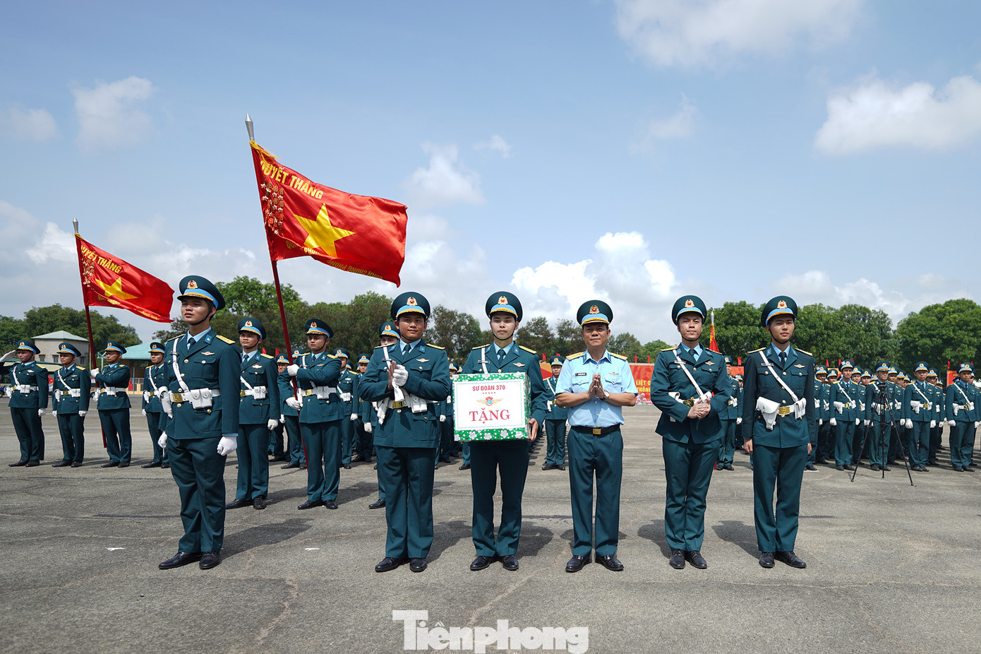 Đại tá Nguyễn Quốc Long động viên, thăm hỏi lực lượng tập luyện tham gia diễu binh, diễu hành tại sân bay Biên Hòa.