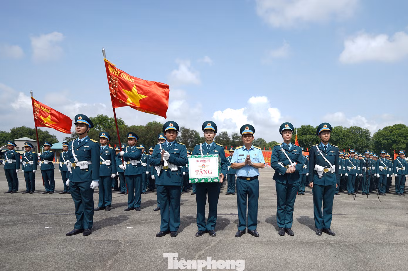 Đại tá Nguyễn Quốc Long động viên, thăm hỏi lực lượng tập luyện tham gia diễu binh, diễu hành tại sân bay Biên Hòa.