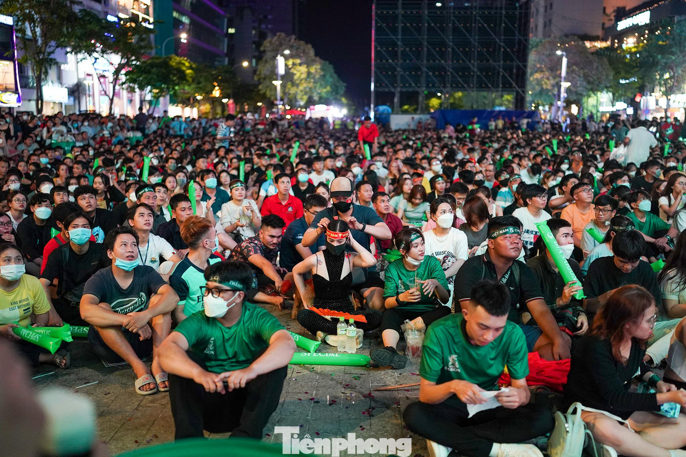 Vẫn với sự cuồng nhiệt, CĐV chuẩn bị khá kỹ các vật dụng để cổ vũ. Vẫn với sự cuồng nhiệt, CĐV chuẩn bị khá kỹ các vật dụng để cổ vũ.