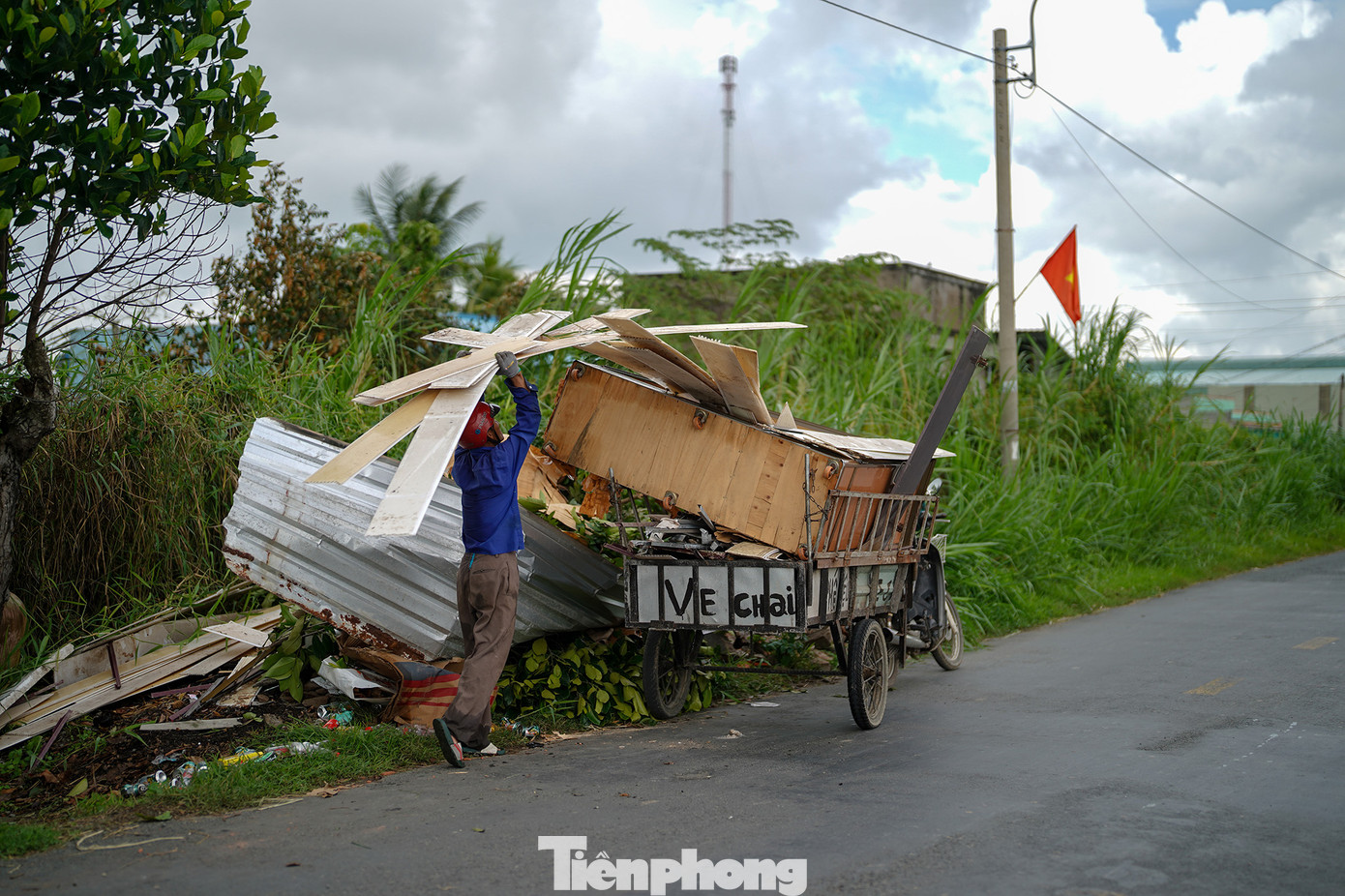 Thiệt hại tốc mái 80 hộ dân, 1 trường học tại xã Bình Quới. Tại đây, cơn lốc cũng làm gãy đổ cây cối tuyến đường 827B, các tuyến đường GTNT, gãy đổ 7 trụ điện trung thế.