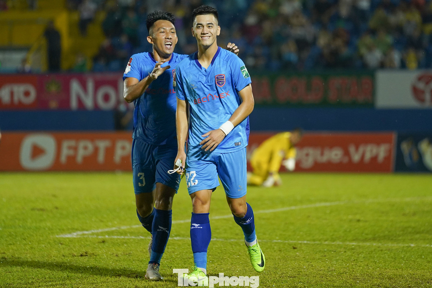 Tiến Linh không ăn mừng cuồng nhiệt khi bản thân vẫn chưa thực sự bình phục chấn thương. Tiến Linh không ăn mừng cuồng nhiệt khi bản thân vẫn chưa thực sự bình phục chấn thương.