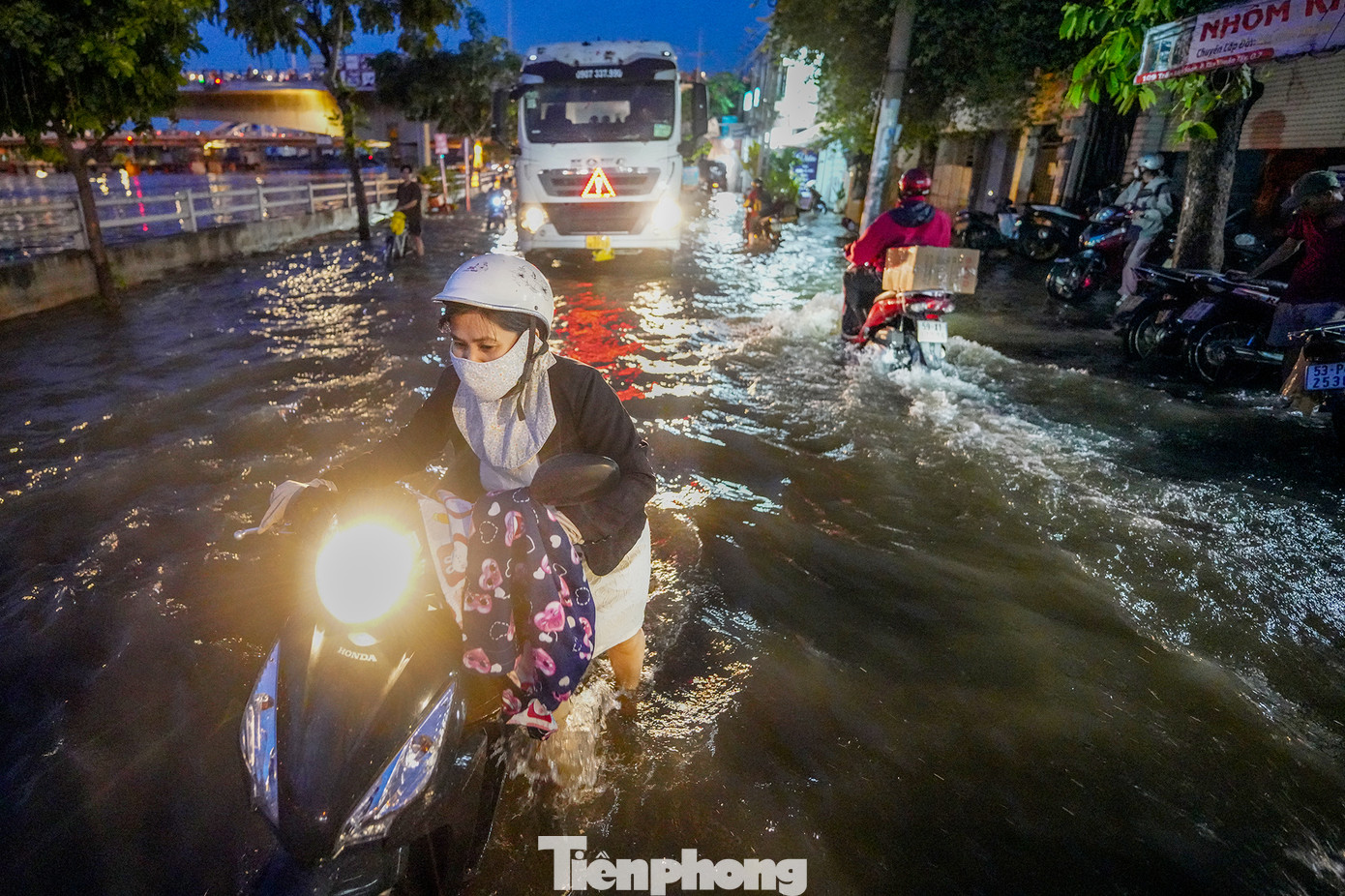 Triều cường buộc người dân nơi đây phải thích nghi, tìm mọi cách chống chọi. "Bị chết máy riết quen, tôi mang cả mớ bu-gi (bộ phận đánh lửa xe máy) theo, ướt là thay", ông Ngà (ngụ phường Tân Thuận Tây, Quận 7) chia sẻ khi đang thay chiếc bu-gi mới.