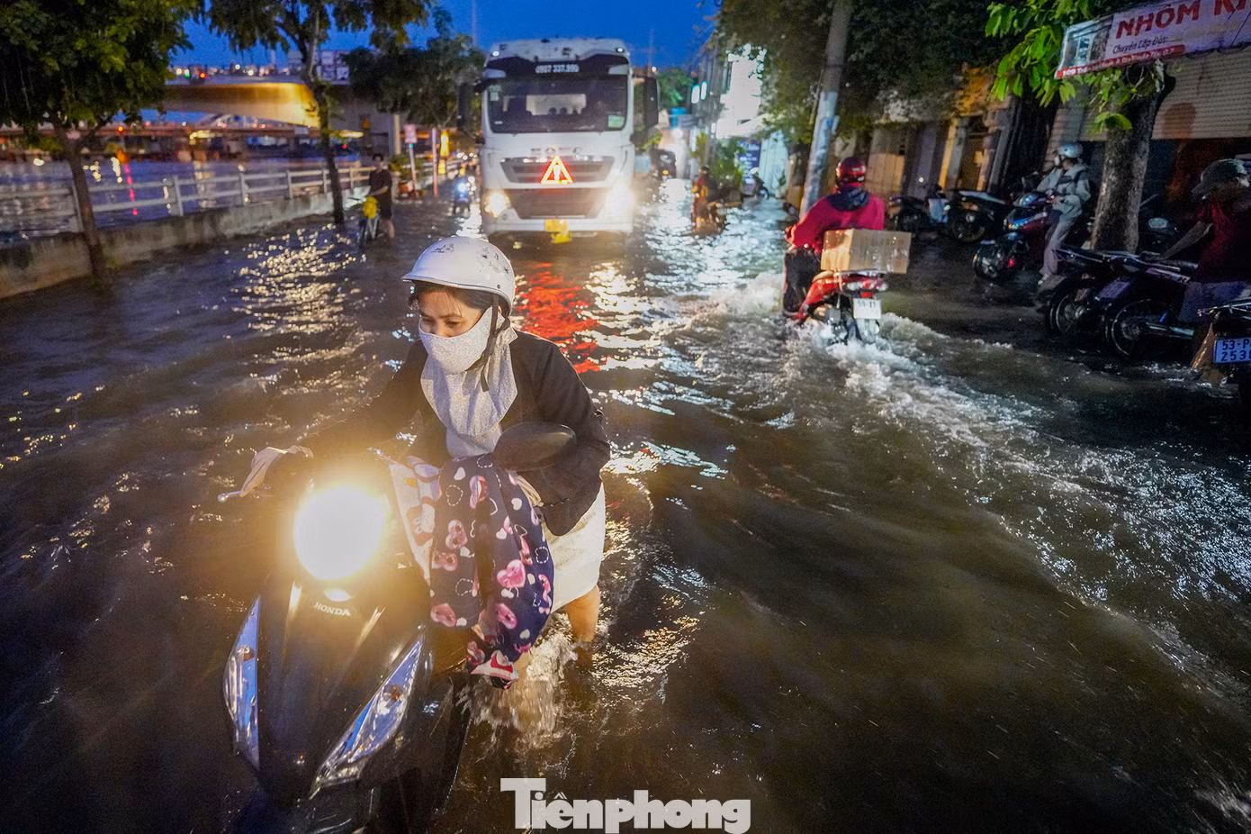 Triều cường buộc người dân nơi đây phải thích nghi, tìm mọi cách chống chọi. "Bị chết máy riết quen, tôi mang cả mớ bu-gi (bộ phận đánh lửa xe máy) theo, ướt là thay", ông Ngà (ngụ phường Tân Thuận Tây, Quận 7) chia sẻ khi đang thay chiếc bu-gi mới.