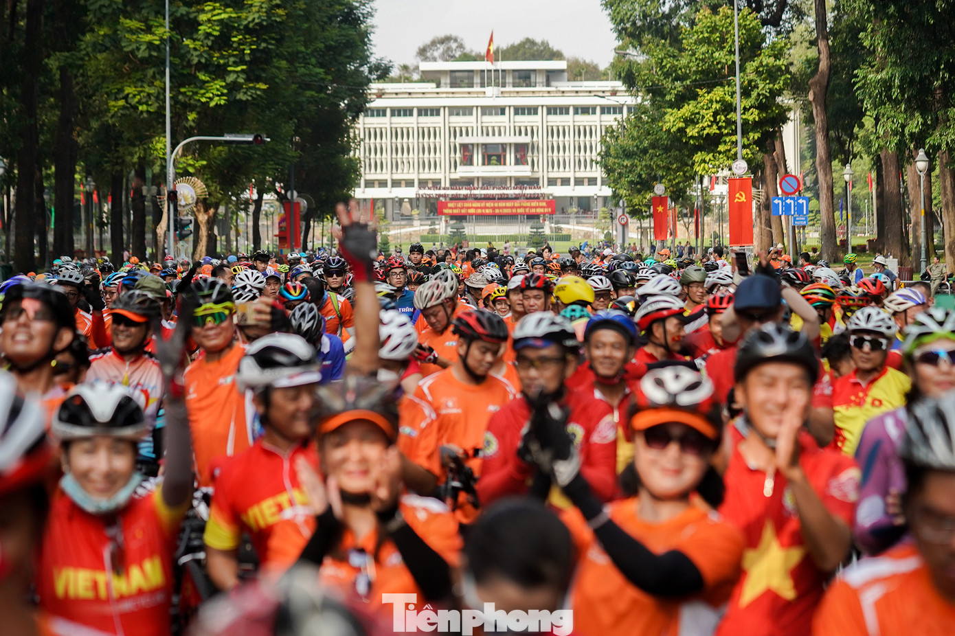 Sáng 30/4, tại đầu đường Lê Duẩn, (quận 1), Sở Du lịch TPHCM và các đơn vị đã phối hợp tổ chức diễu hành xe đạp và mô tô thể thao trước thời gian đoàn đua xe đạp cúp truyền hình HTV về đích.