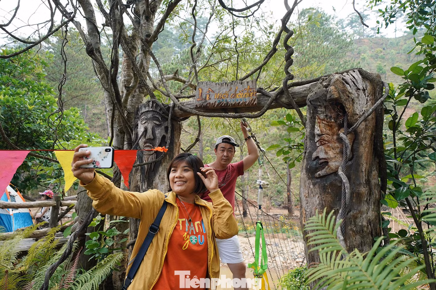 Dịp nghỉ Lễ Giỗ Tổ Hùng Vương năm 2022 người dân từ TPHCM được nghỉ 3 ngày vì vậy có không ít gia đình đã chọn đi du lịch ở các tỉnh, thành phố trên cả nước khiến cho ngành du lịch có thêm cơ hội phục hồi mạnh mẽ sau dịch bệnh.