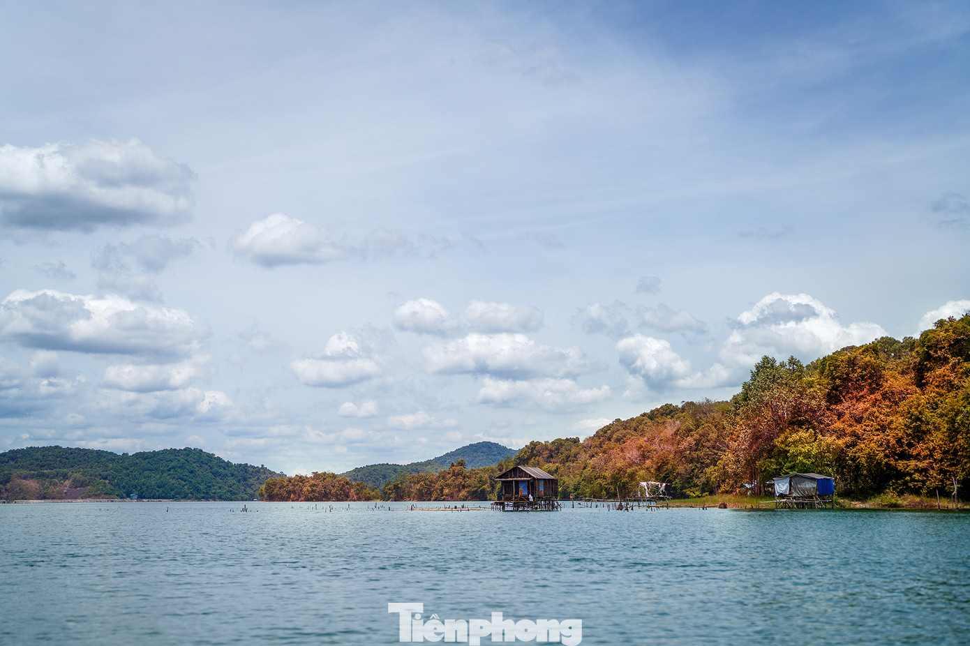 Lãng mạn hồ Đa Mi mùa khô hạn. Lãng mạn hồ Đa Mi mùa khô hạn.