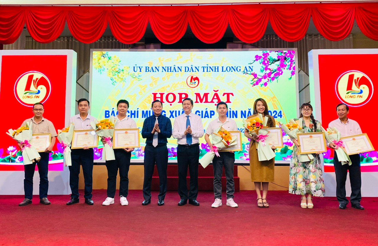 Phóng viên Phạm Nguyễn (thứ ba từ trái sang) nhận bằng khen của lãnh đạo tỉnh Long An. Phóng viên Phạm Nguyễn (thứ ba từ trái sang) nhận bằng khen của lãnh đạo tỉnh Long An.