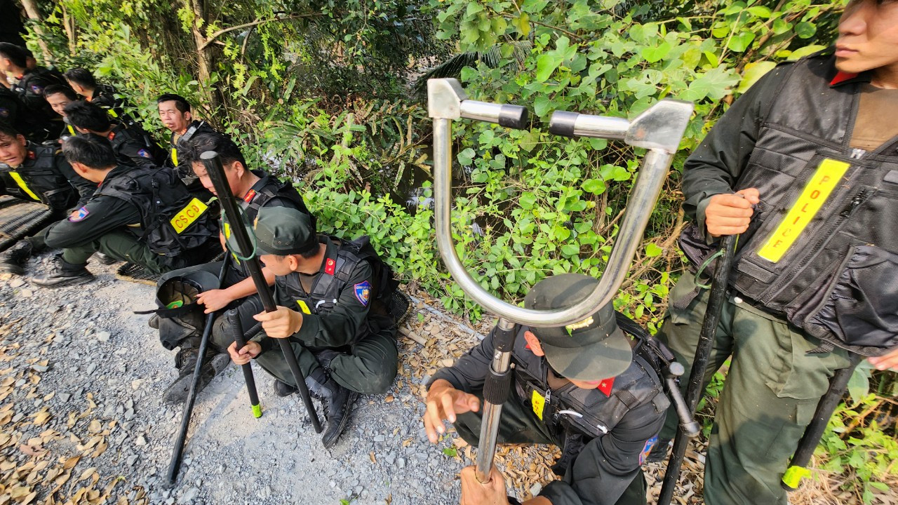 Sau hơn 48 giờ kể từ lúc phát hiện tung tích nghi phạm sát hại nữ nhân viên quán cà phê ở huyện Hóc Môn (TPHCM) để cướp tài sản, lực lượng chức năng xác định khu vực nghi phạm có khả năng lẩn trốn là một cánh đồng rộng hàng trăm hecta, cây cối mọc um tùm, rậm rạp thuộc xã Lương Hòa (huyện Bến Lức, Long An).