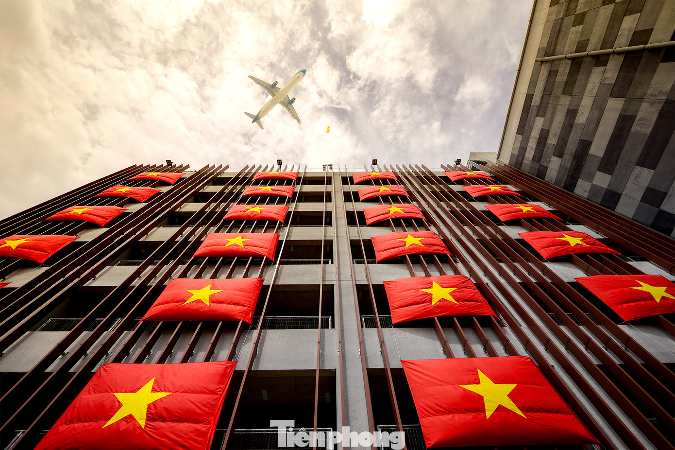 Góc nhìn từ bãi gửi xe máy của siêu thị. Đây là hoạt động hưởng ứng phong trào "Tôi yêu Việt Nam" chào mừng đại lễ 2/9. Góc nhìn từ bãi gửi xe máy của siêu thị. Đây là hoạt động hưởng ứng phong trào "Tôi yêu Việt Nam" chào mừng đại lễ 2/9.