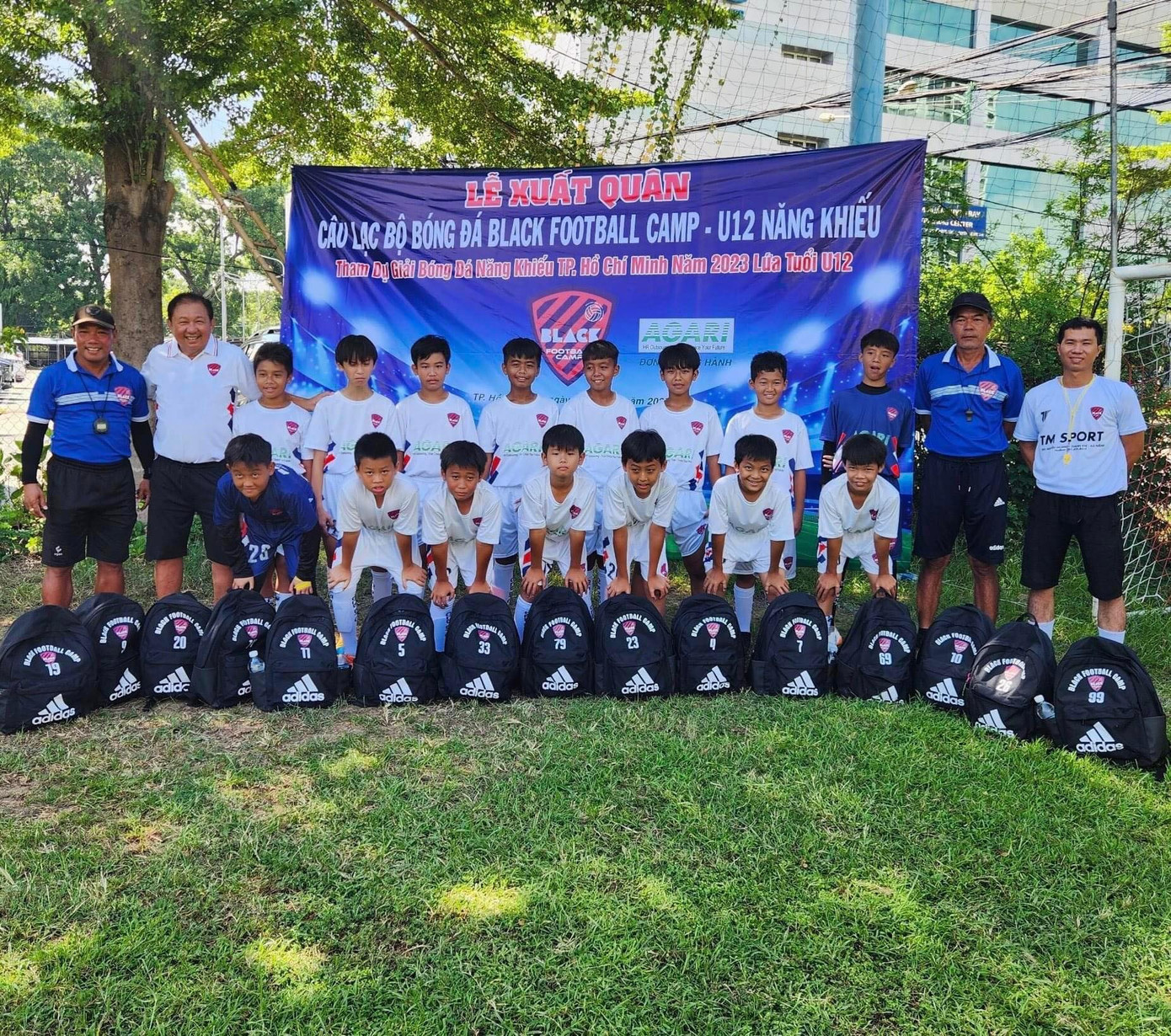 Các em được nhận quà HLV Đặng Trần Chỉnh và thầy Tuấn &quot;đen&apos; để chuẩn bị bước vào giải đấu.