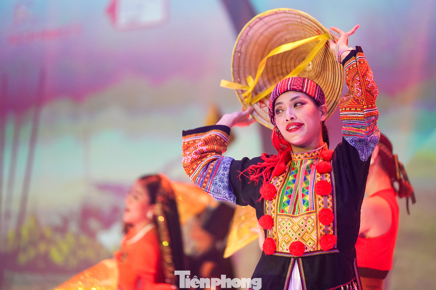 Lịch sử Việt Nam in đậm sự tiếp biến, giao thoa một cách diệu kỳ của nhiều nền văn hoá khác nhau từ Bắc xuôi Nam, từ non cao xuống đồng bằng, từ đất liền ra sông và biển đảo, từ cổ đại đến hiện đại, kết hợp giữa đông và tây. Đó chính là nguồn gốc của sự đa dạng, hài hòa về văn hoá, phong tục tập quán, lối sống của các cộng đồng cư dân trên khắp mọi miền của dải đất hình chữ S.