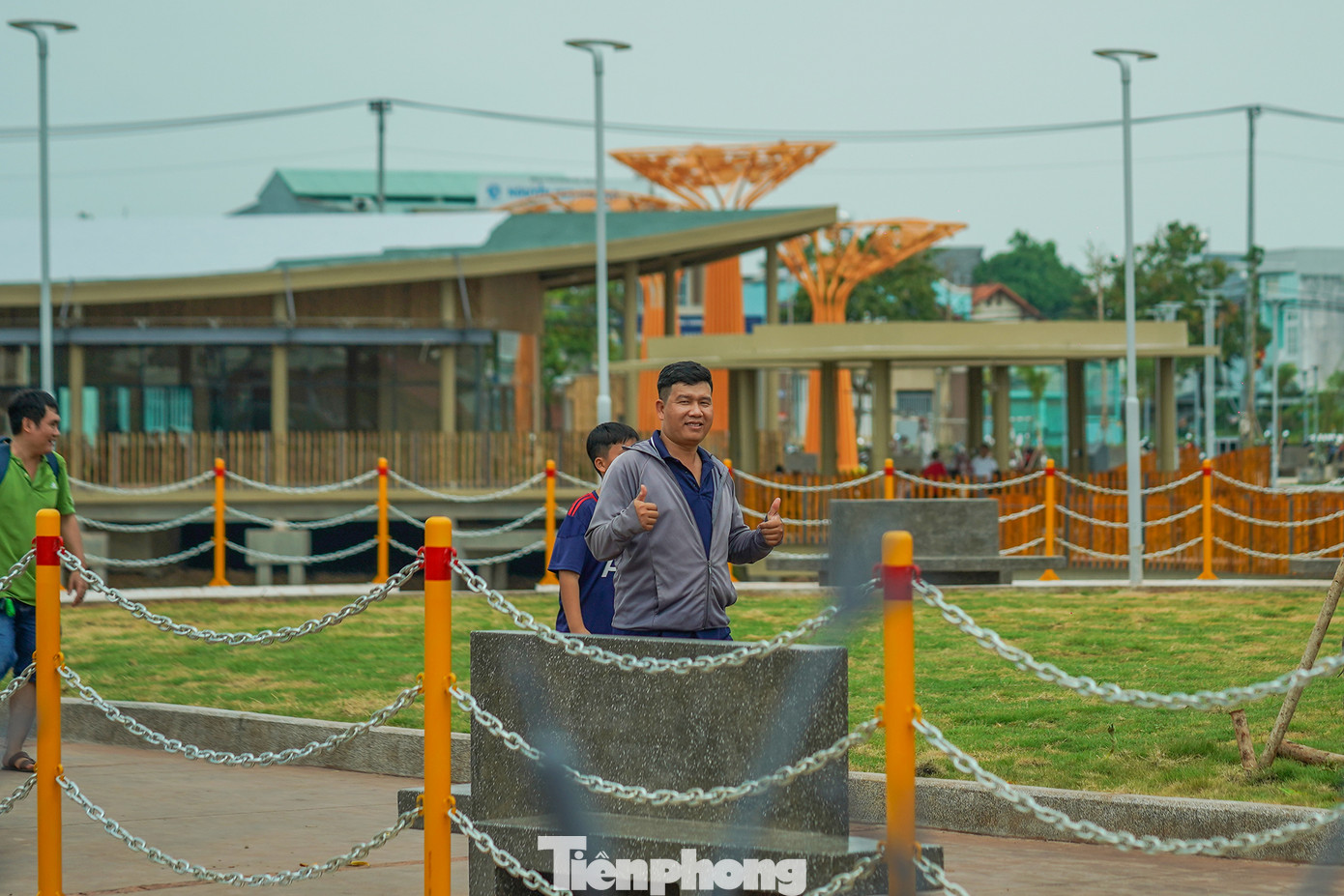 &quot;Thường thì gia đình tôi đi Cần Giờ nhưng xa quá. Hôm nay, gia đình chuẩn bị cả một ba lô đồ ăn và dù, bạt để cắm trại mà chưa tìm thấy chỗ do bóng cây trong công viên còn ít quá. Huyện Hóc Môn có một khu công viên như thế này thì quá tuyệt vời, thêm một sân chơi cho người dân chúng tôi&quot;, anh Nguyễn Trọng Hùng (ngụ trên đường Song Hành, huyện Hóc Môn) chia sẻ.