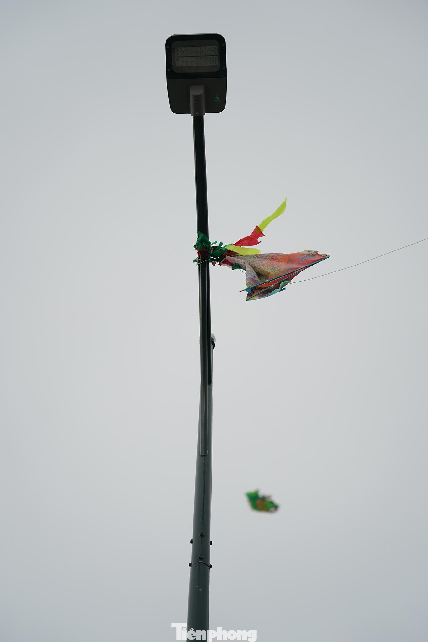 Thả diều là thú vui giải trí thu hút nhiều người tham gia, không chỉ mang lại niềm vui cho trẻ nhỏ, học sinh mà còn thỏa đam mê của nhiều người lớn khi có thời gian rảnh rỗi. Tuy nhiên, khi thả diều cần rất thận trọng, nhiều người thả diều gần đường điện, trạm biến áp, tiềm ẩn hiểm họa khôn lường, điều đó không chỉ vi phạm pháp luật mà còn nguy hiểm đến tính mạng. Thả diều là thú vui giải trí thu hút nhiều người tham gia, không chỉ mang lại niềm vui cho trẻ nhỏ, học sinh mà còn thỏa đam mê của nhiều người lớn khi có thời gian rảnh rỗi. Tuy nhiên, khi thả diều cần rất thận trọng, nhiều người thả diều gần đường điện, trạm biến áp, tiềm ẩn hiểm họa khôn lường, điều đó không chỉ vi phạm pháp luật mà còn nguy hiểm đến tính mạng.