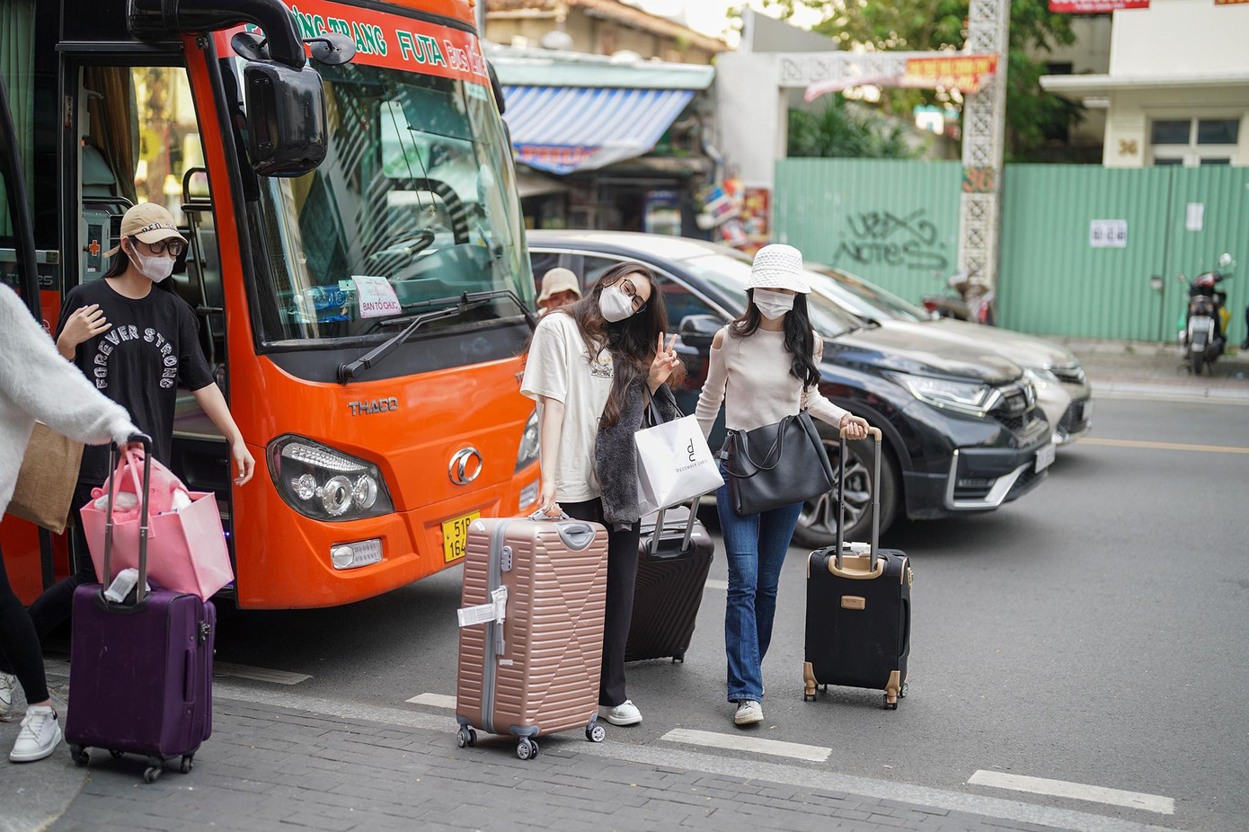 Thí sinh "tay xách nách mang" hành lý, lỉnh kỉnh đồ đạc sau vài ngày về quê ở cùng gia đình. Trong buổi chiều 6/12, các thí sinh khu vực phía Bắc xuất hiện sớm. Họ được ban tổ chức đưa đón từ sân bay Tân Sơn Nhất đến khách sạn tập trung thí sinh.
