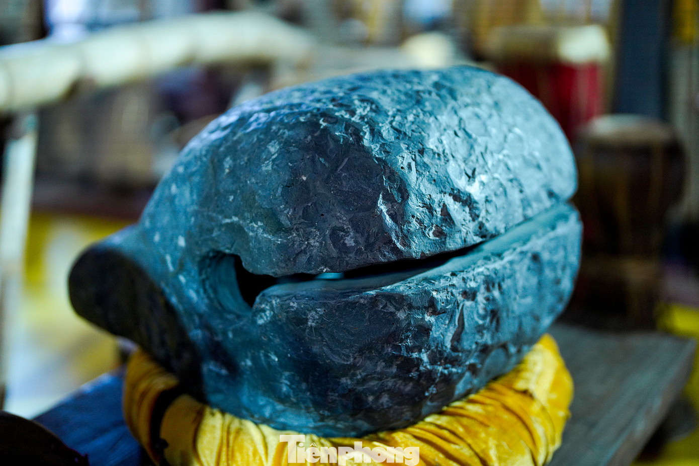 Lạ mắt với chiếc mõ bằng đá. Tuy được chế tác bằng đá nhưng vẫn giữ được "chất" của tiếng mõ nơi tôn nghiêm.