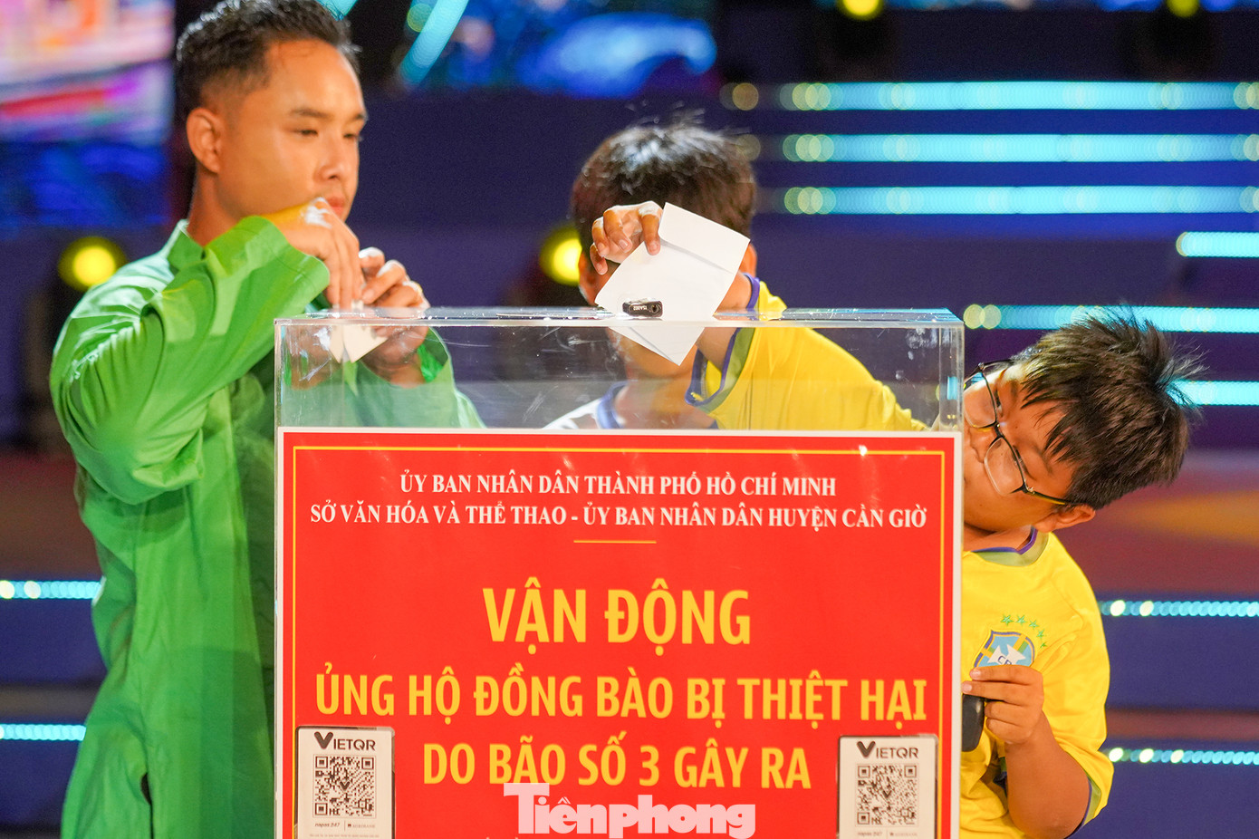 Đến phần kêu gọi quyên góp, BTC bất ngờ với tình huống nhiều em nhỏ Cần Giờ do không đợi được đã chen vào hàng dài diễn viên và khán giả để được bỏ bao thư vào thùng.