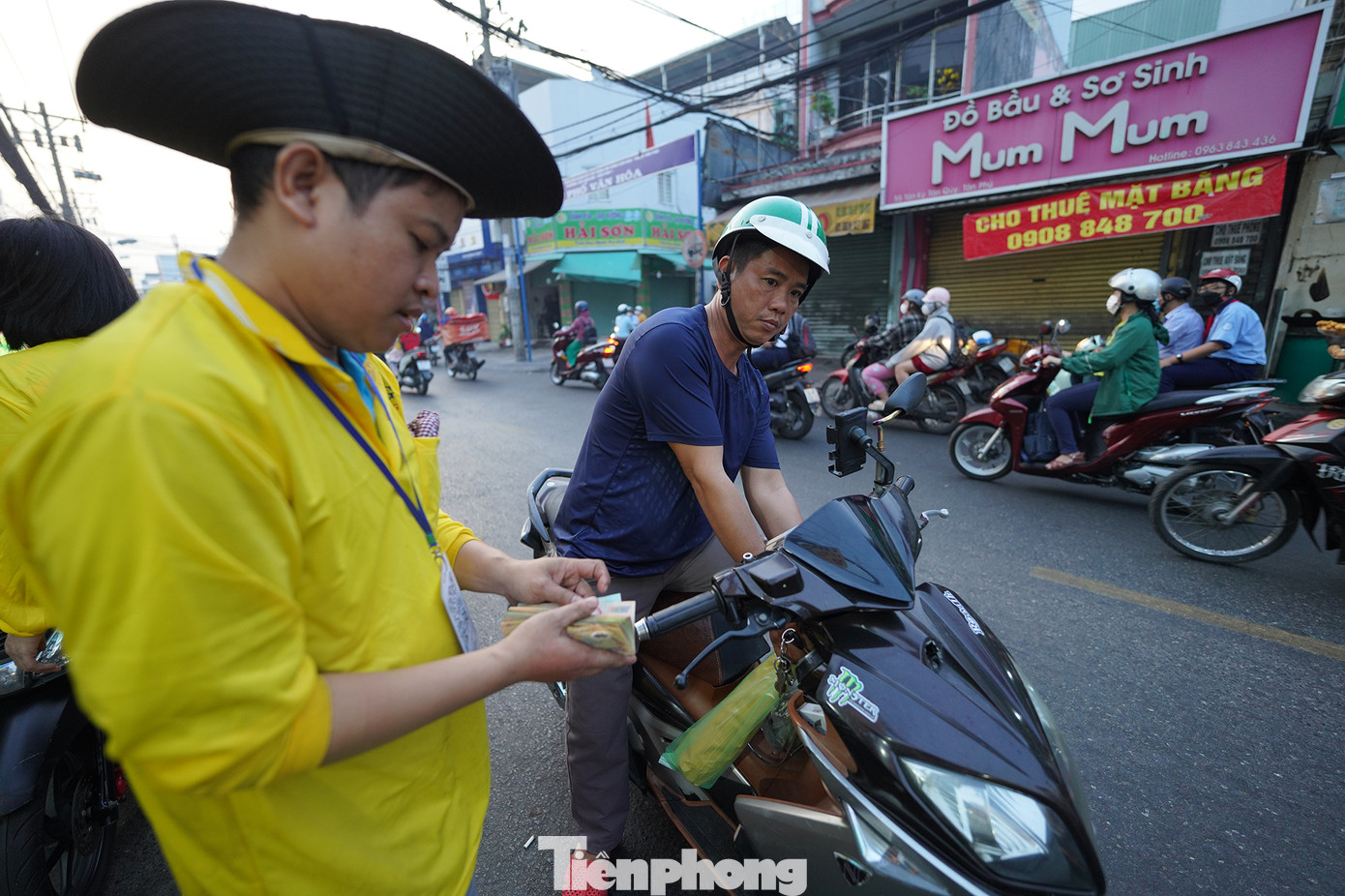 Mùng 10 tháng Giêng là ngày vía Thần Tài, nơi đây là điểm đến để người dân chọn mua những con cá lóc to được các thợ nướng chế biến ra món nướng cùng với mía. Nhiều khách hàng đến đây mua cho cả người thân, hàng xóm.