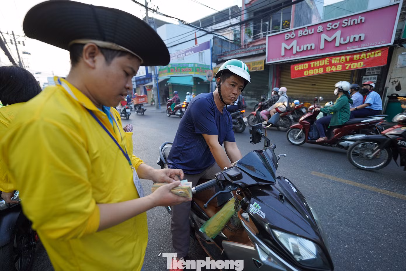 Mùng 10 tháng Giêng là ngày vía Thần Tài, nơi đây là điểm đến để người dân chọn mua những con cá lóc to được các thợ nướng chế biến ra món nướng cùng với mía. Nhiều khách hàng đến đây mua cho cả người thân, hàng xóm.