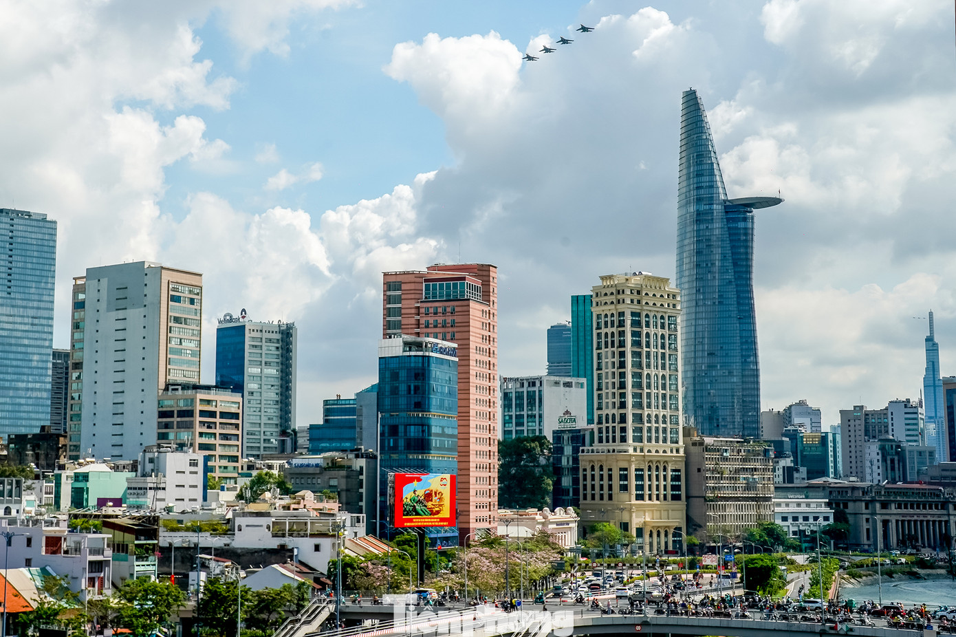 Người dân đứng trên cầu Calmette theo dõi các màn bay biểu diễn.