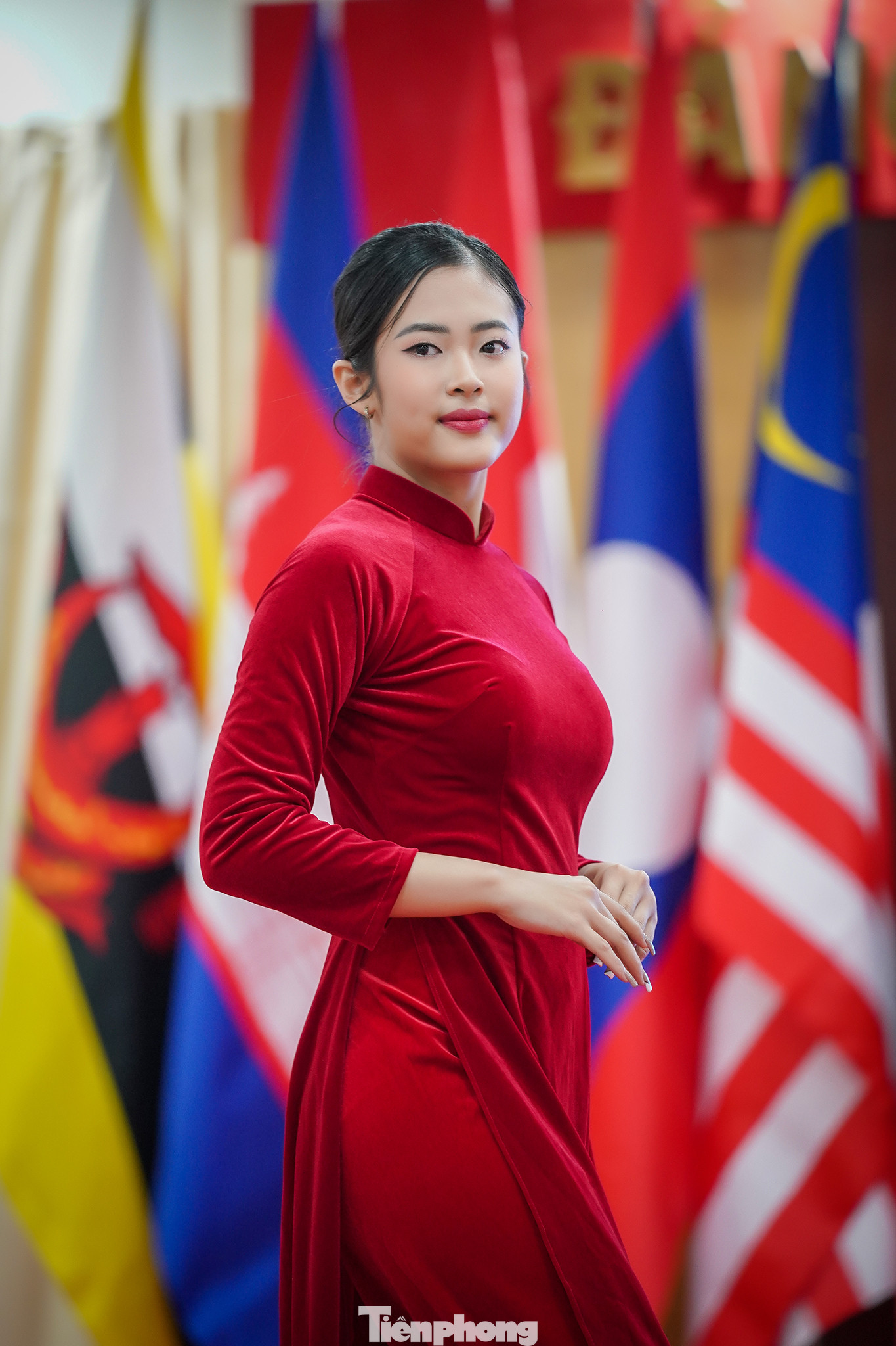 Sinh viên Nguyễn Thị Trang, Á khôi 2 Đại sứ Văn hóa ASEAN 2022 trong tà áo dài truyền thống.