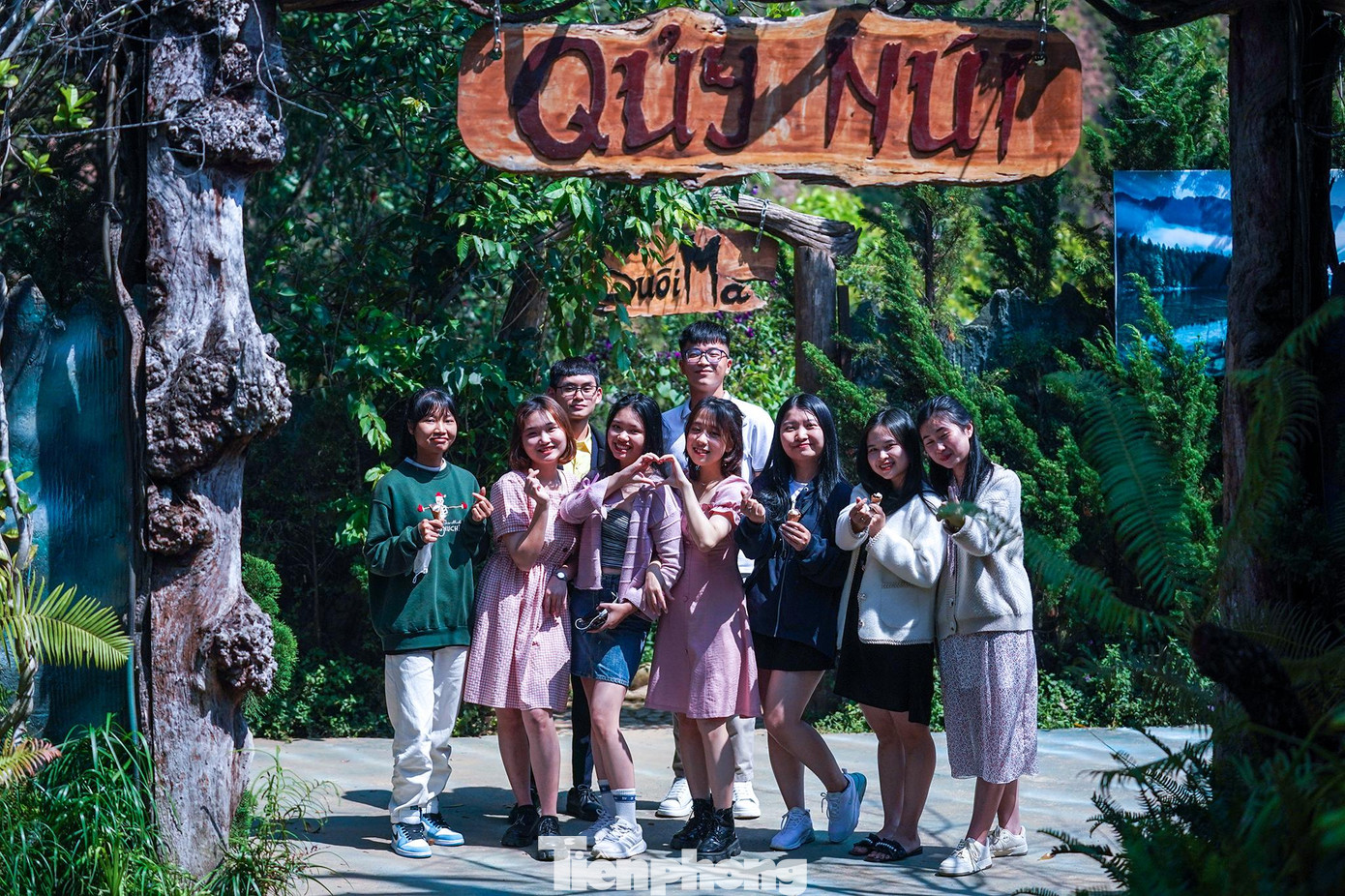 Tích xưa kể về vùng đất này của một con quái vật to lớn, dữ tợn nhưng không hại người, đánh đuổi thú dữ, bảo vệ dân làng nên dân làng gọi nơi đây là Quỷ Núi. Tích xưa kể về vùng đất này của một con quái vật to lớn, dữ tợn nhưng không hại người, đánh đuổi thú dữ, bảo vệ dân làng nên dân làng gọi nơi đây là Quỷ Núi.