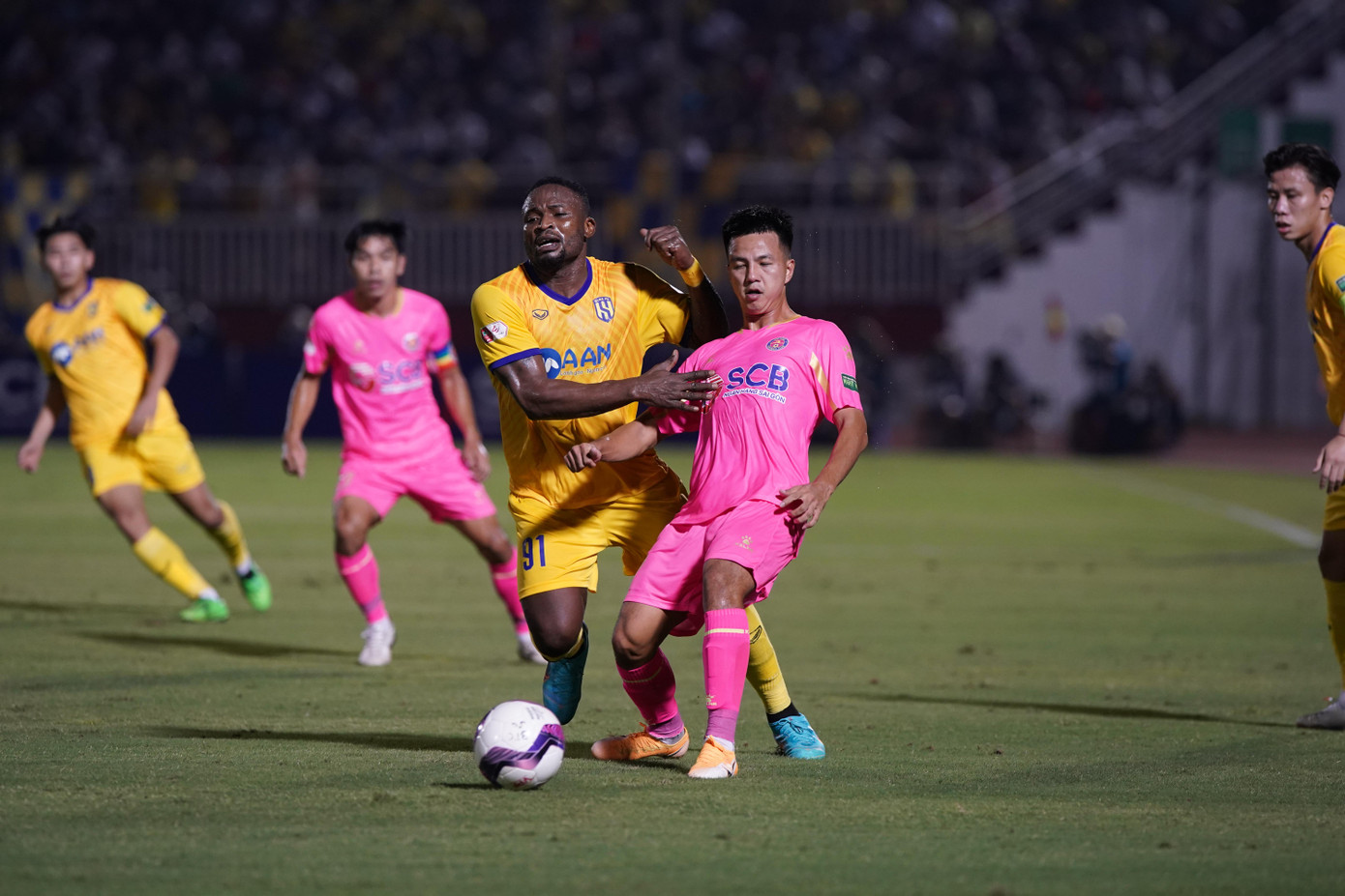 Trọng tài Vũ Nguyên Vũ thổi còi cho trận đấu giữa Sài Gòn vs SLNA được bắt đầu. Hai đội nhập cuộc với thế trận cởi mở, ăn miếng trả miếng hấp dẫn ngay sau tiếng còi khai cuộc. Trọng tài Vũ Nguyên Vũ thổi còi cho trận đấu giữa Sài Gòn vs SLNA được bắt đầu. Hai đội nhập cuộc với thế trận cởi mở, ăn miếng trả miếng hấp dẫn ngay sau tiếng còi khai cuộc.