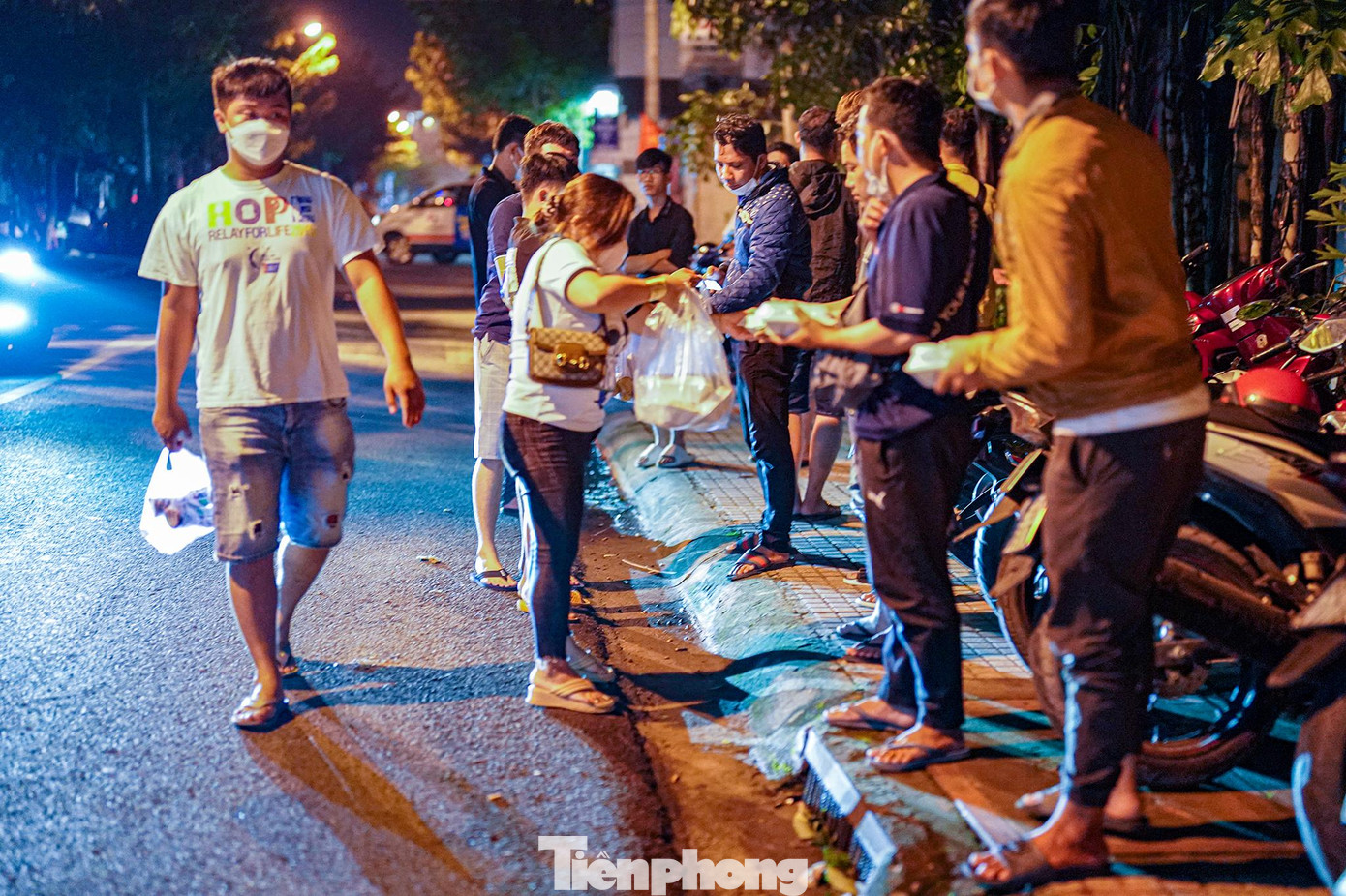 Chị Ngọc, một mạnh thường quân ở KP 3, phường Chánh Phú Hoà chuẩn bị đồ ăn, nước uống mang vào cho người thân các nạn nhân lót dạ.