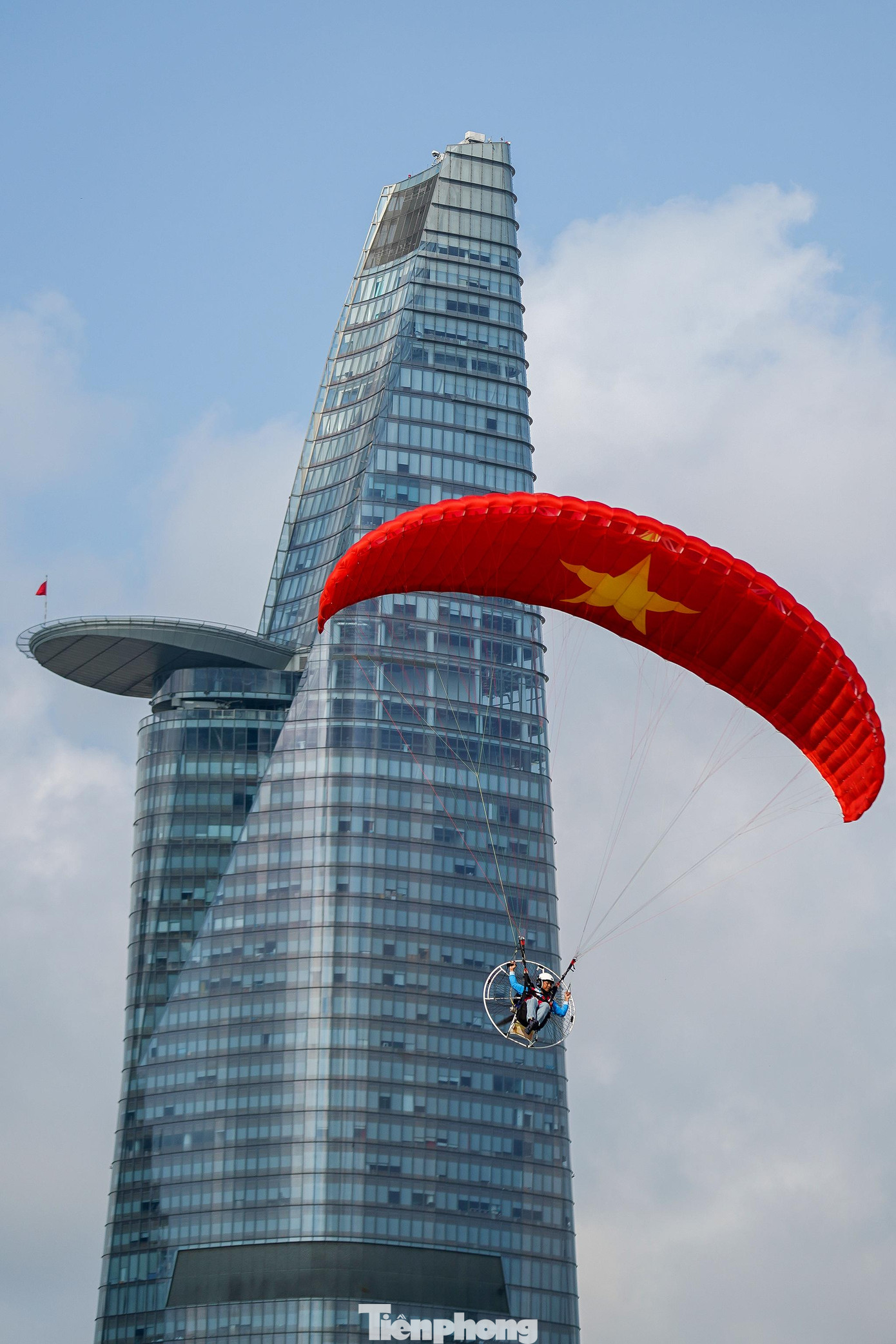 Dù lượn CLB TDTT Thanh Đa đảm nhiệm.