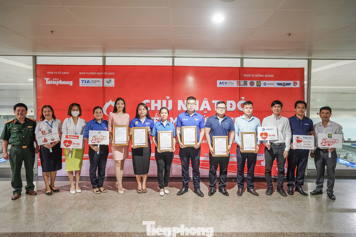 Đại diện báo Tiền Phong tại TPHCM trao thư cám ơn cho các đơn vị tham gia phối hợp. Đại diện báo Tiền Phong tại TPHCM trao thư cám ơn cho các đơn vị tham gia phối hợp.