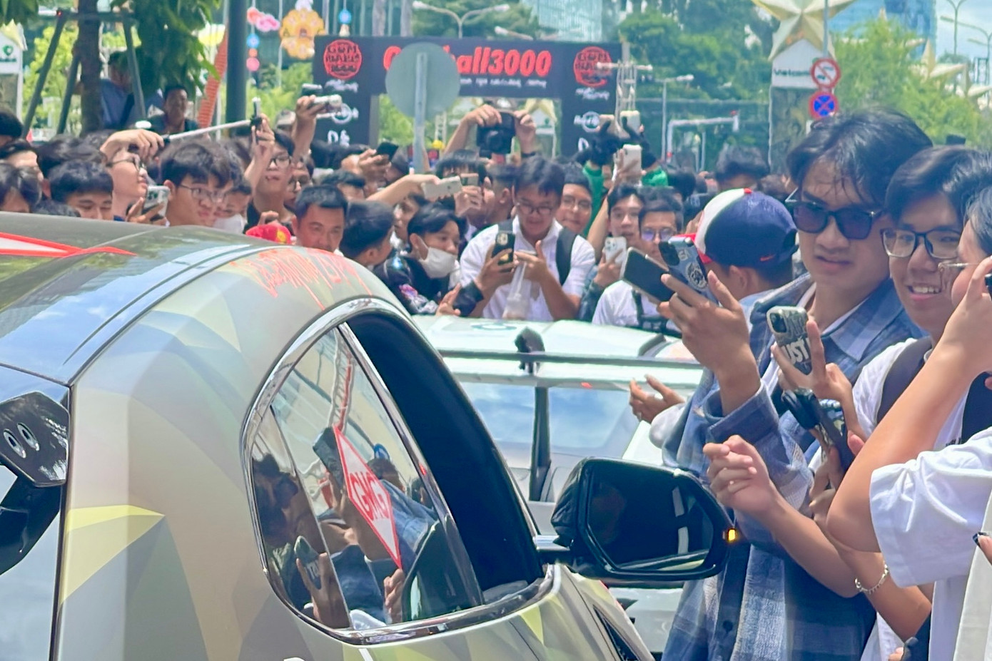 Đám đông vây kín trục đường Lê Lợi, đoạn rẽ phải từ hướng đường Đồng Khởi. Khu vực này nằm ngoài khu vực diễn ra sự kiện nên đám đông gây khá nhiều khó khăn cho dòng phương tiện lưu thông hướng về chợ Bến Thành.