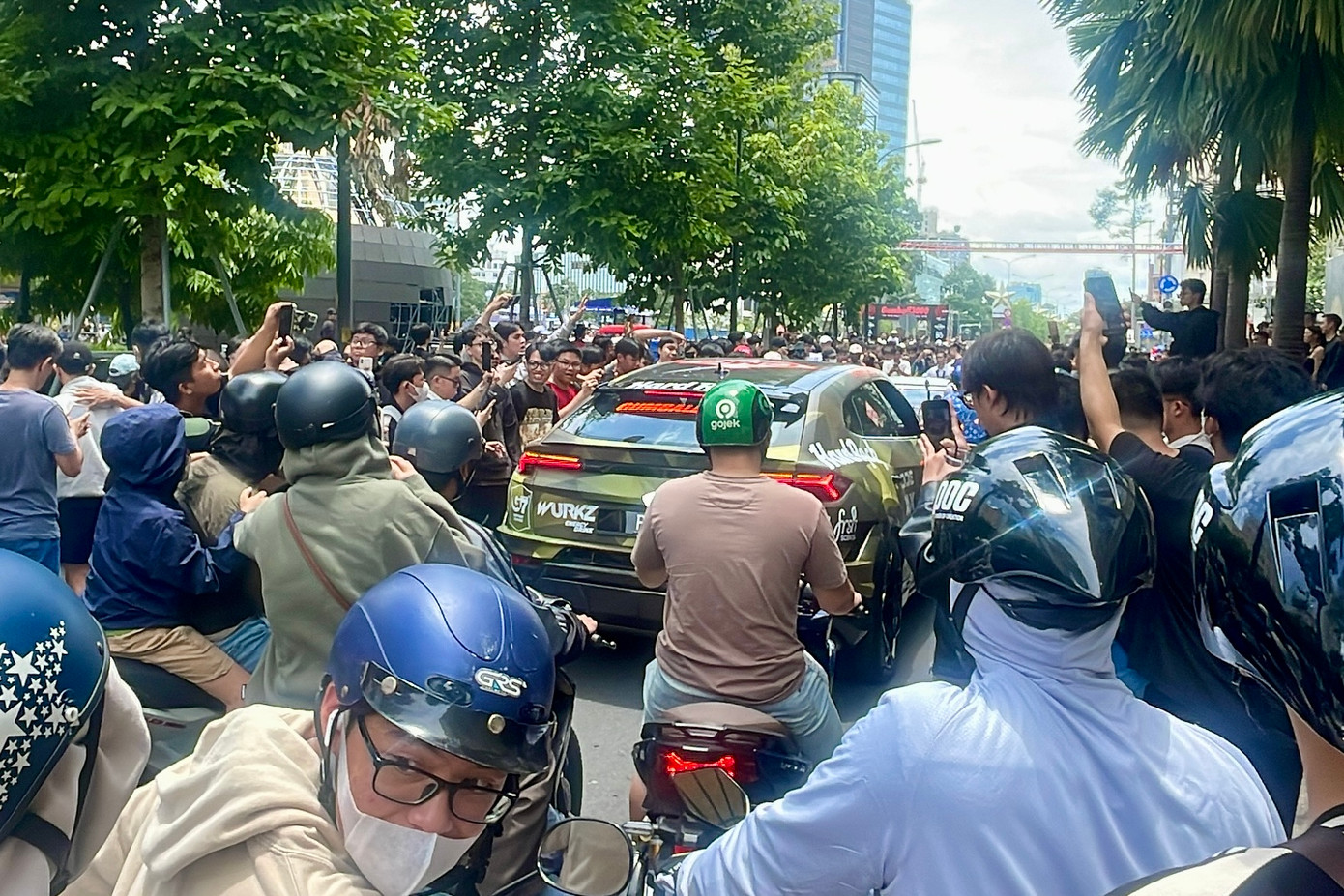 Đám đông vây kín trục đường Lê Lợi, đoạn rẽ phải từ hướng đường Đồng Khởi. Khu vực này nằm ngoài khu vực diễn ra sự kiện nên đám đông gây khá nhiều khó khăn cho dòng phương tiện lưu thông hướng về chợ Bến Thành.