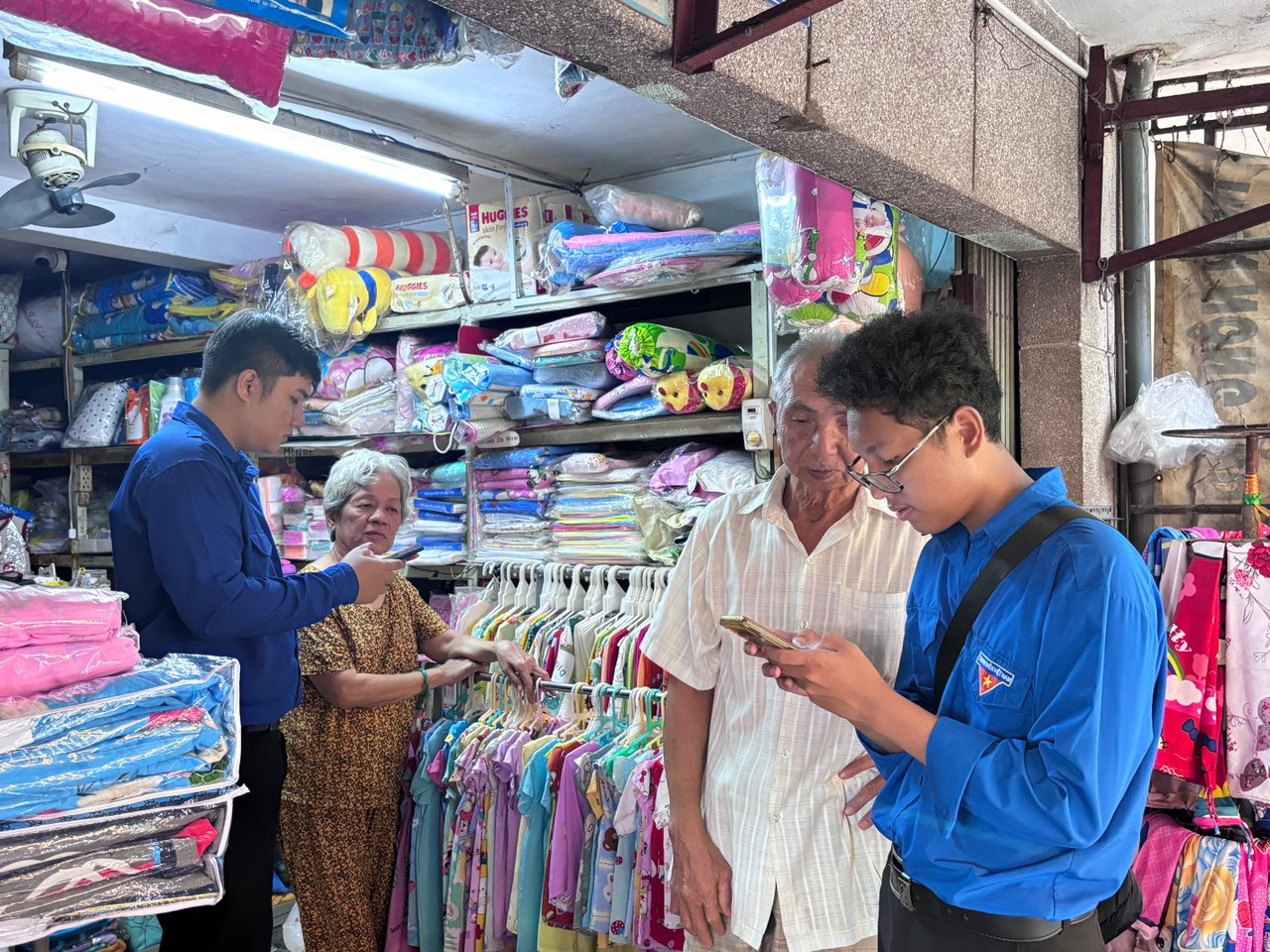 Đoàn viên thanh niên Long An hỗ trợ người cao tuổi sử dụng thiết bị công nghệ. Đoàn viên thanh niên Long An hỗ trợ người cao tuổi sử dụng thiết bị công nghệ.