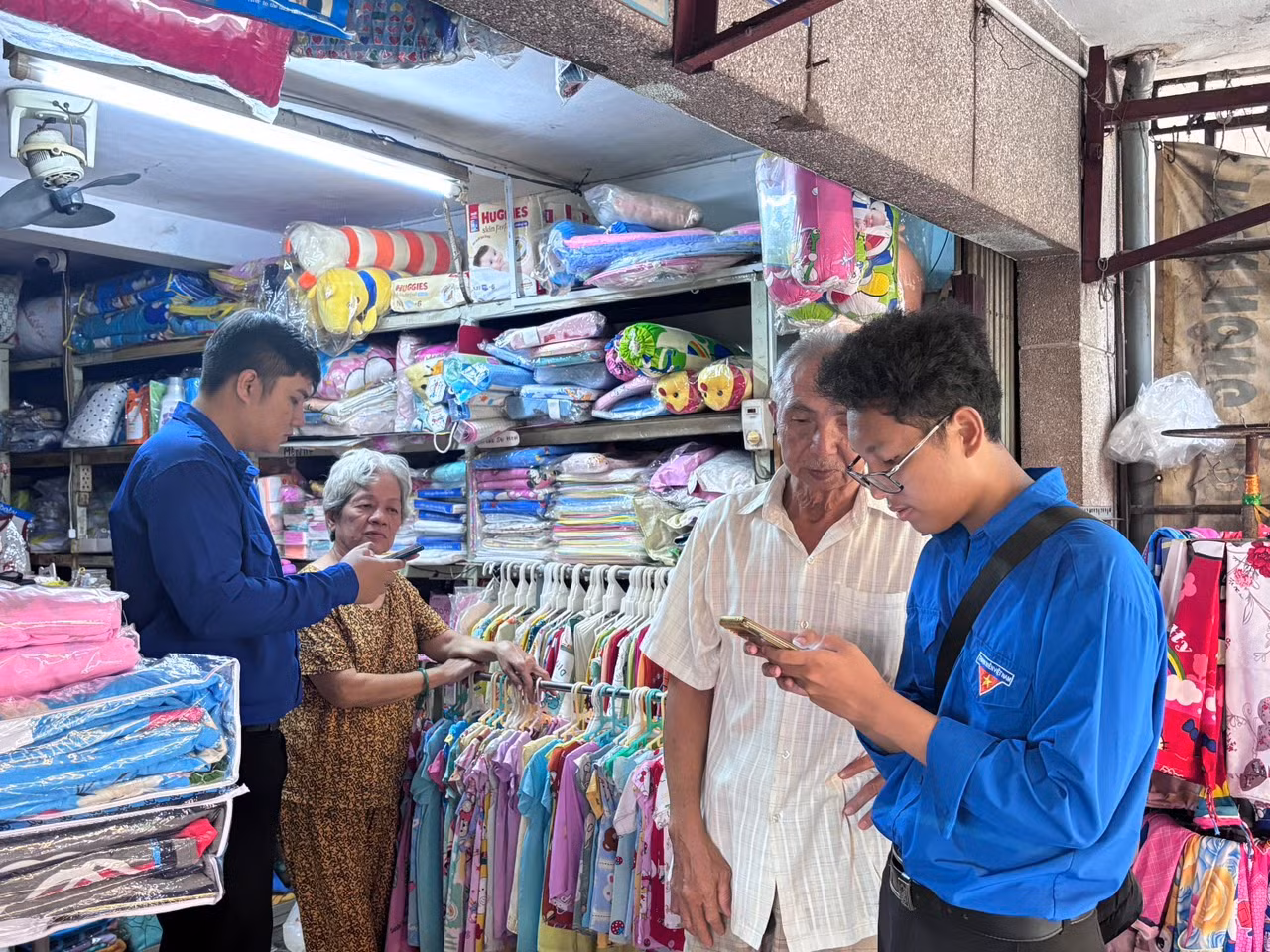 Đoàn viên thanh niên Long An hỗ trợ người cao tuổi sử dụng thiết bị công nghệ.