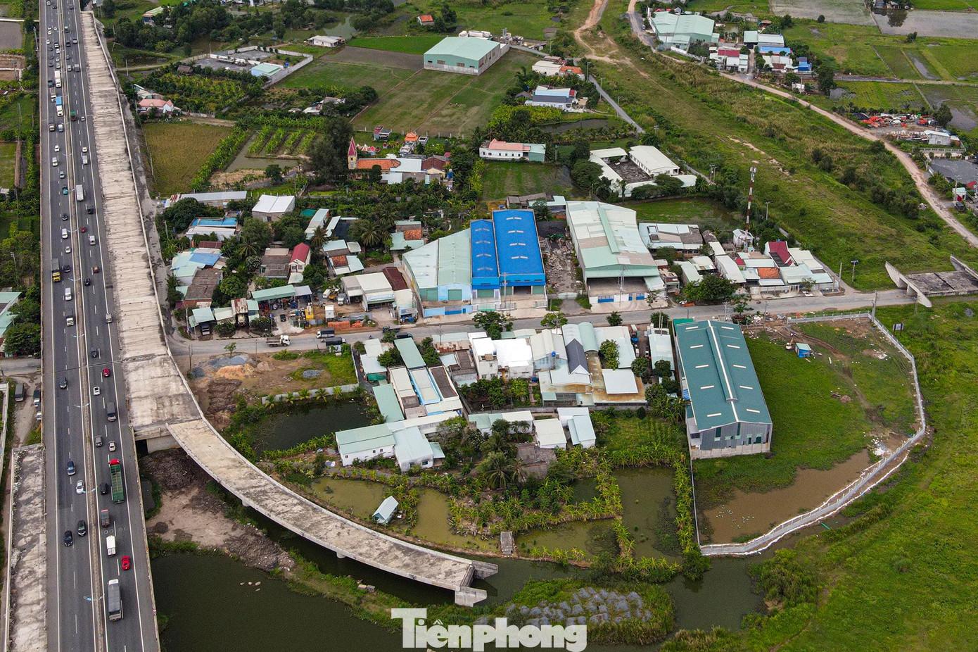Một khu dân cư nằm lọt thỏm giữa đường dẫn từ cao tốc TPHCM-Trung Lương vào cao tốc Bến Lức- Long Thành. Người dân đang từng ngày chờ hoàn thiện nút giao thông huyết mạch và trọng điểm của phía Nam.