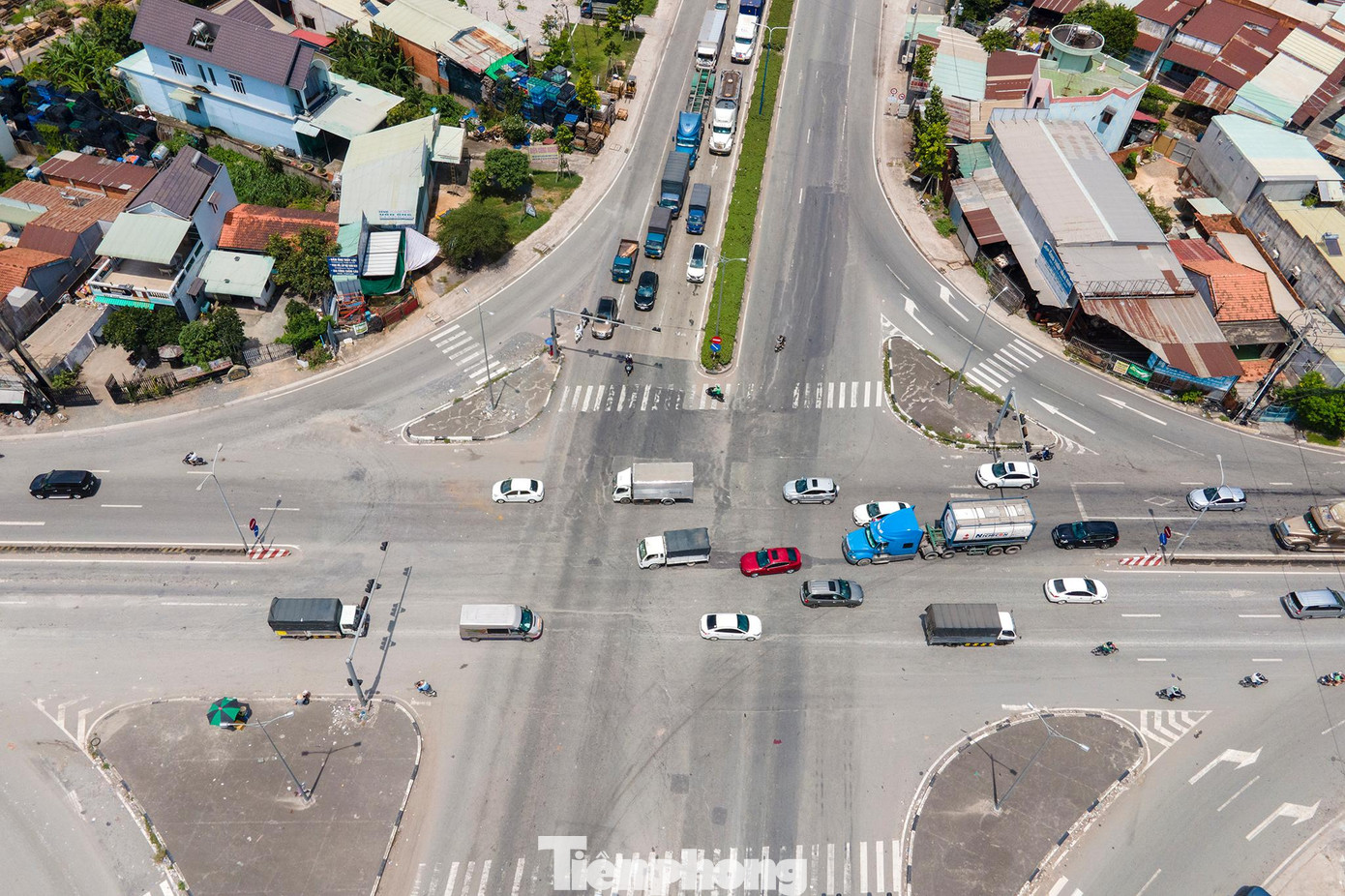 “Có ý kiến nói làm 4 làn xe thì giải phóng mặt bằng 4 làn thôi, giải phóng nhiều làm gì? Nhưng bằng kinh nghiệm của TPHCM, các công trình giao thông trên địa bàn toàn quốc, nếu chúng ta không giải phóng mặt bằng theo quy mô hoàn thiện thì sau này tới lúc mở ra 6 làn xe hay 8 làn xe sẽ gặp rất khó khăn, lúc đó chi phí giải phóng mặt bằng rất lớn, thời gian sẽ kéo dài”, Chủ tịch TPHCM Phan Văn Mãi nói trong cuộc thảo luận tổ.