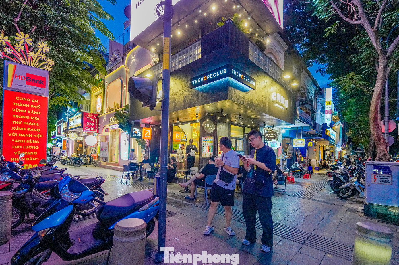 Đường Nguyễn Huệ hiện có một số mặt bằng ngưng giao dịch cho thuê vì liên quan đến bà Trương Mỹ Lan, bị cáo trong vụ đại án Vạn Thịnh Phát. Ban đêm có thể thấy rõ sự đối lập giữa những mặt bằng sầm uất và những mặt bằng cửa đóng then cài.