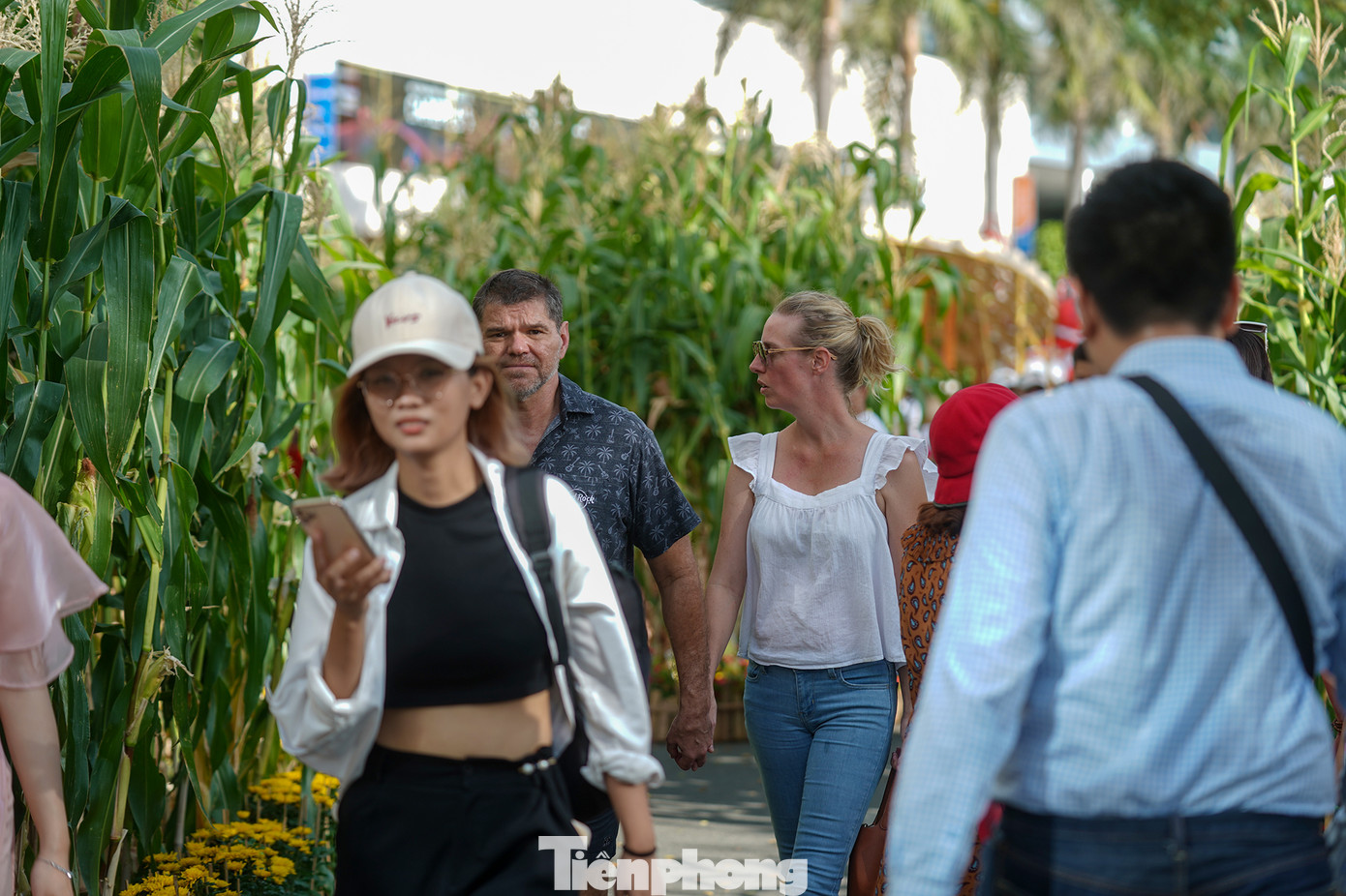 Hai du khách nước ngoài cũng tham gia du xuân, trải nghiệm tết truyền thống của người Việt.