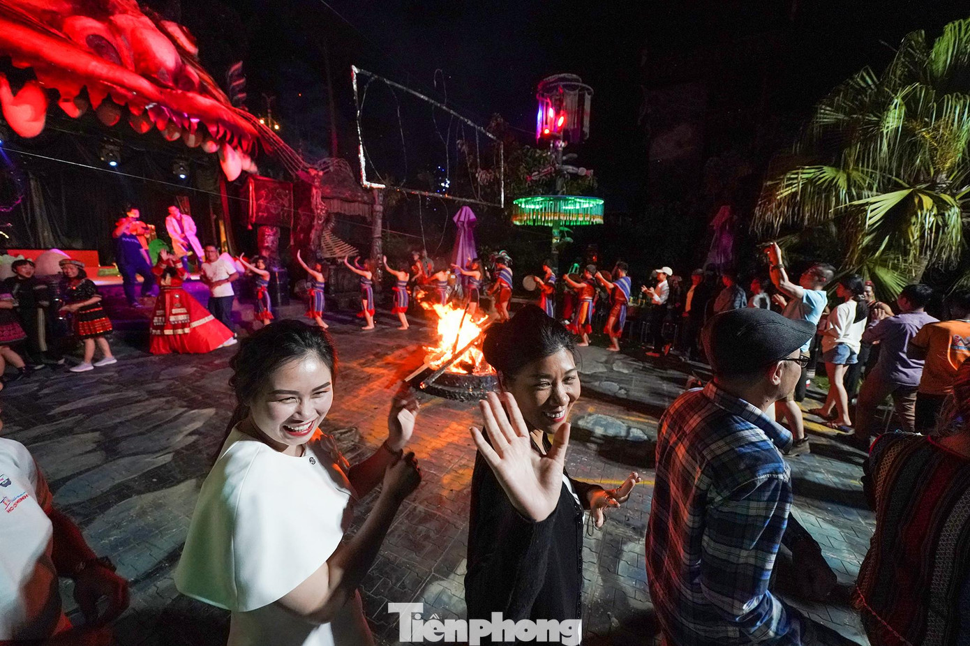 Một trải nghiệm đáng nhớ khi cùng quây quần bên đống lửa, hát ca cùng đồng bào dân tộc Cờ Ho. Một trải nghiệm đáng nhớ khi cùng quây quần bên đống lửa, hát ca cùng đồng bào dân tộc Cờ Ho.