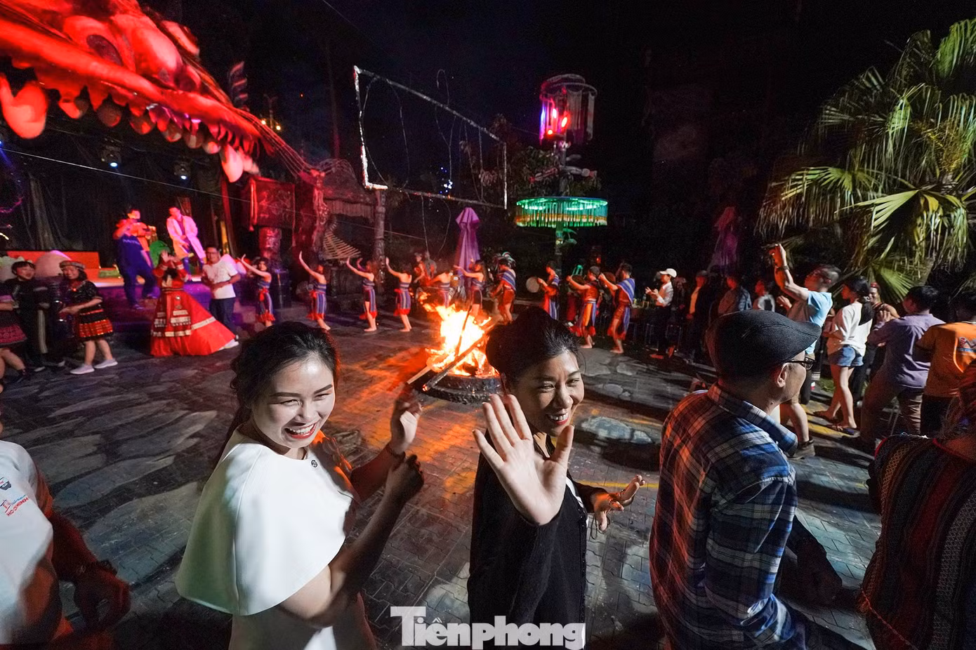 Một trải nghiệm đáng nhớ khi cùng quây quần bên đống lửa, hát ca cùng đồng bào dân tộc Cờ Ho.