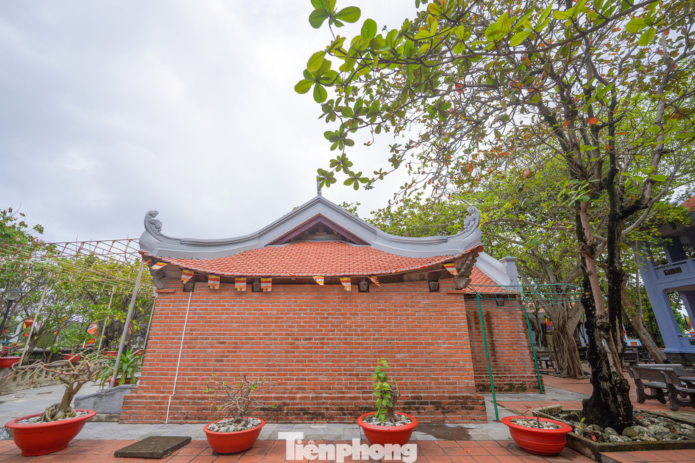 Chùa Trường Sa tọa lạc tại trung tâm đảo Trường Sa (Thị trấn Trường Sa, huyện Trường Sa, tỉnh Khánh Hòa), nằm trong quần thể với Đài tưởng niệm các anh hùng liệt sĩ và Nhà tưởng niệm Bác Hồ.