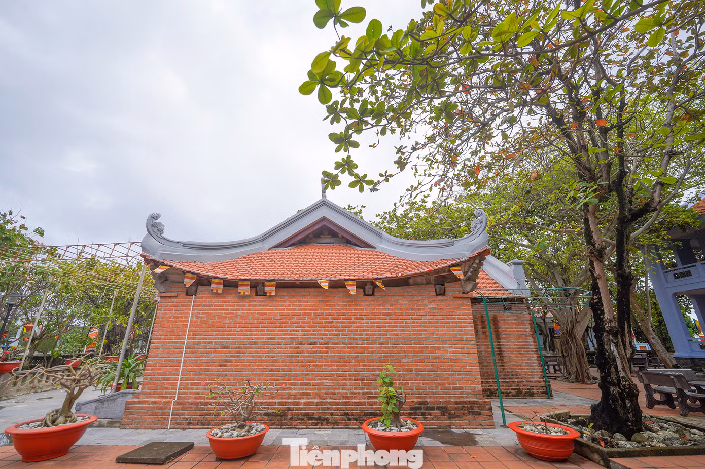 Chùa Trường Sa tọa lạc tại trung tâm đảo Trường Sa (Thị trấn Trường Sa, huyện Trường Sa, tỉnh Khánh Hòa), nằm trong quần thể với Đài tưởng niệm các anh hùng liệt sĩ và Nhà tưởng niệm Bác Hồ.
