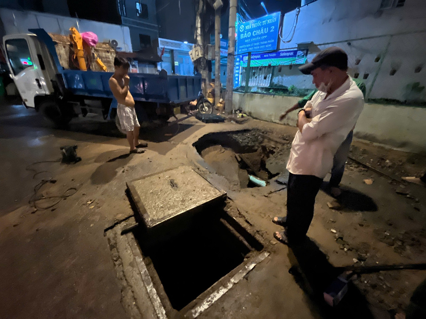 Các lực lượng chức năng đã có mặt và rào chắn miệng hố để ngăn người dân di chuyển qua khu vực nguy hiểm này. Các lực lượng chức năng đã có mặt và rào chắn miệng hố để ngăn người dân di chuyển qua khu vực nguy hiểm này.