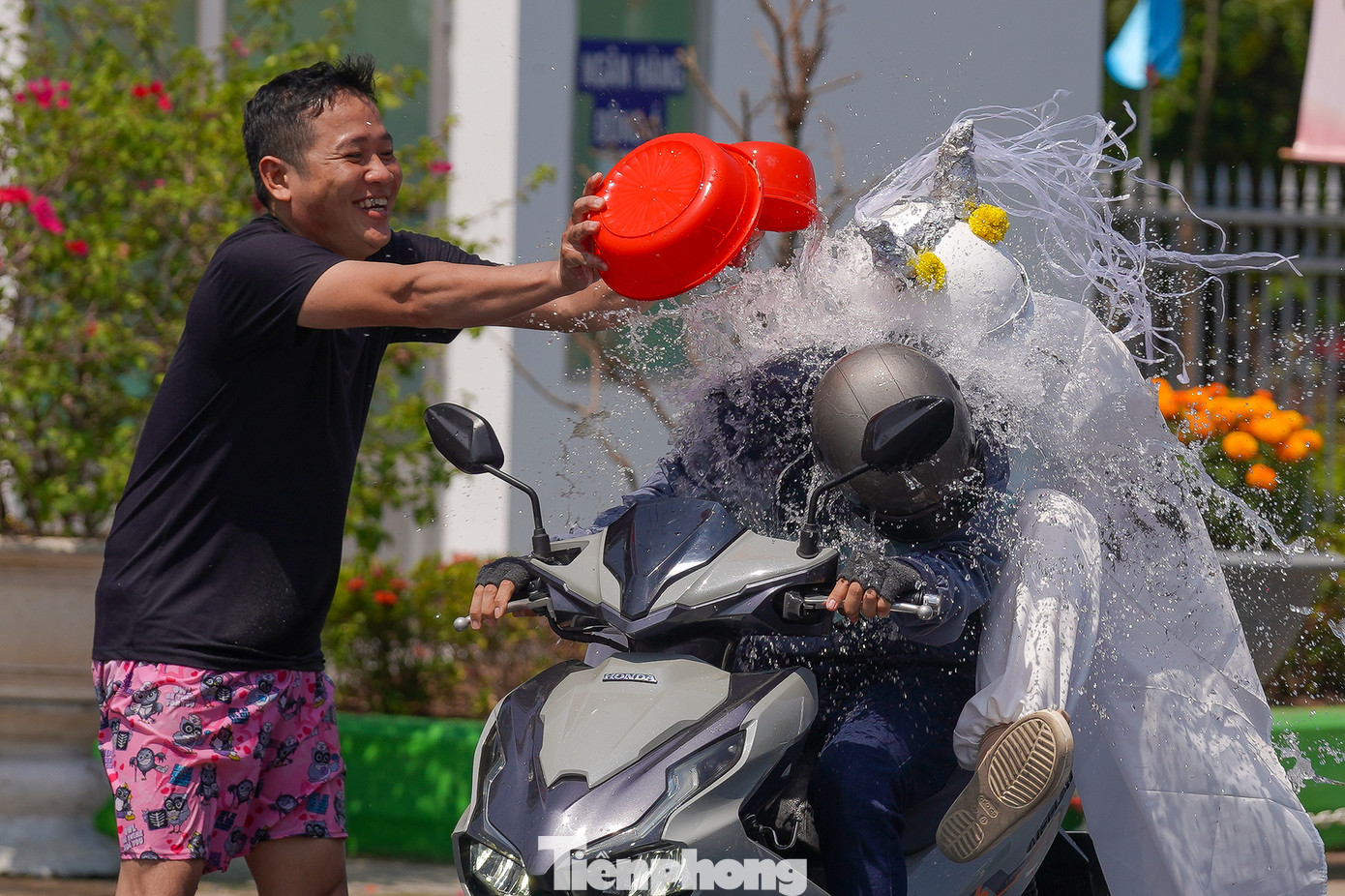 Các bạn trẻ hoá trang thành ma quỷ thường sử dụng các loại xe máy phân khối lớn, độ chế để lạng lách, hò hét để thu hút người khác tạt nước vào mình "Tạt cho bốc khói máy xe luôn", một người tạt nước nói.