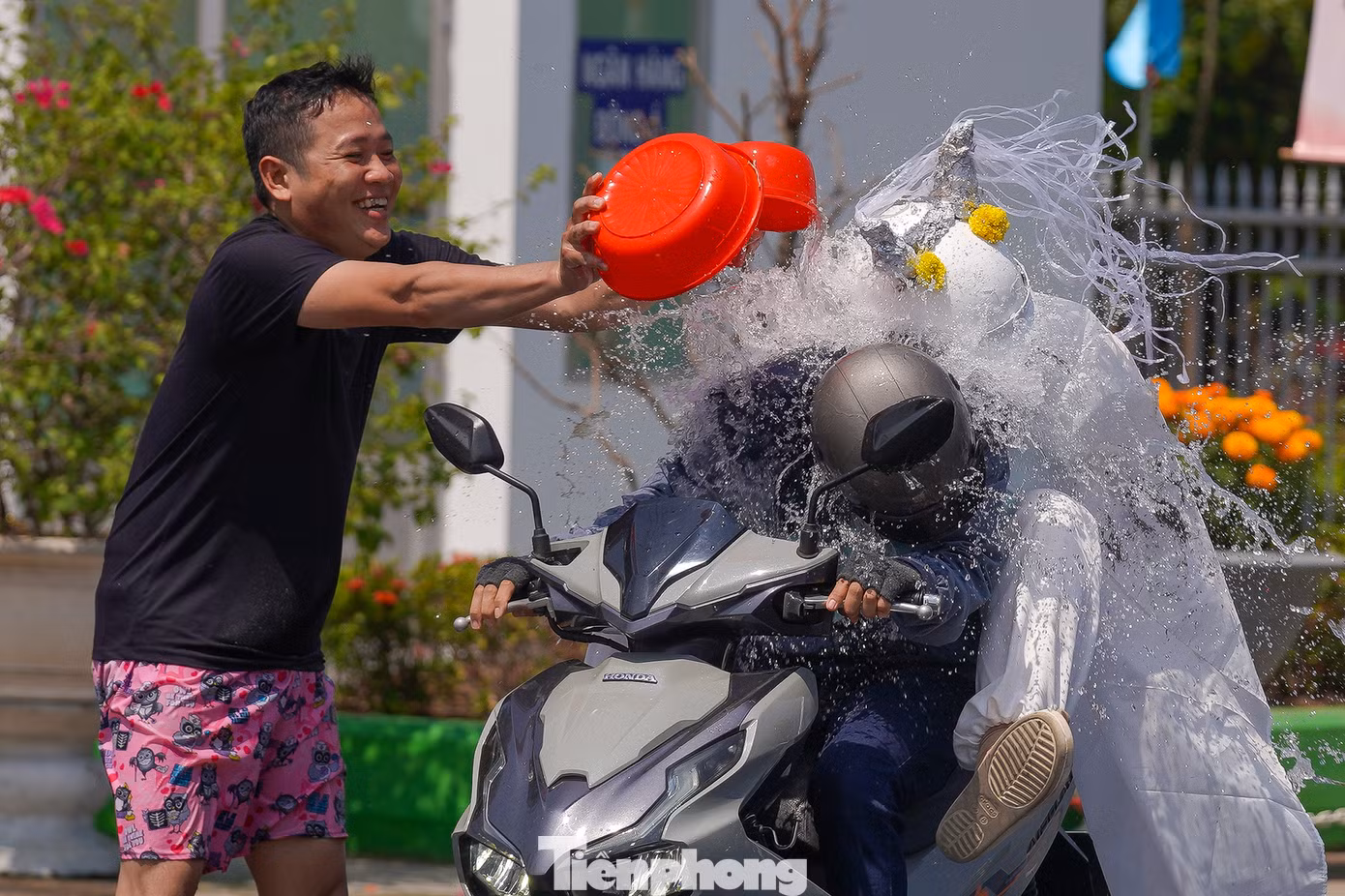 Các bạn trẻ hoá trang thành ma quỷ thường sử dụng các loại xe máy phân khối lớn, độ chế để lạng lách, hò hét để thu hút người khác tạt nước vào mình "Tạt cho bốc khói máy xe luôn", một người tạt nước nói.