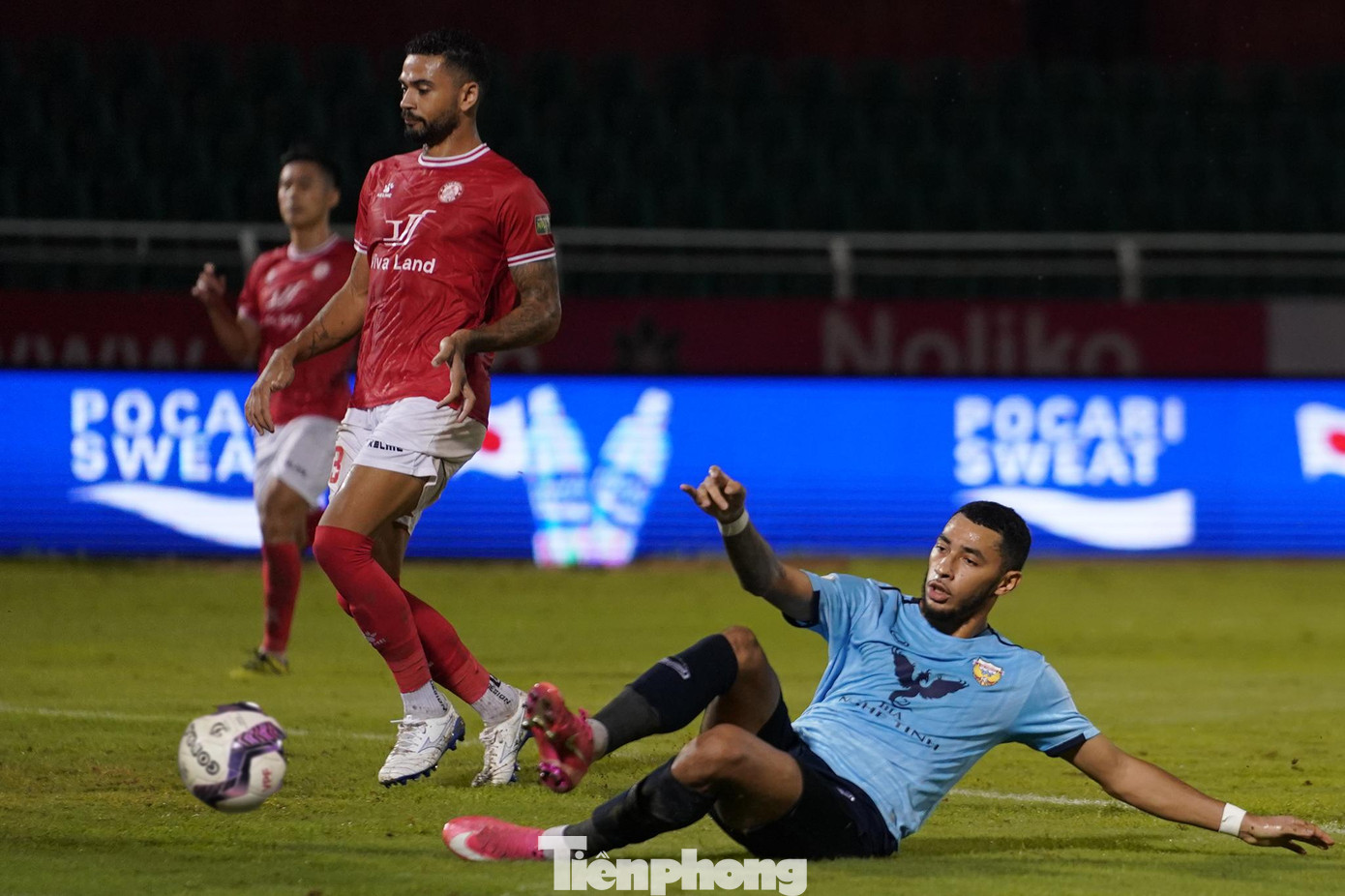 Phút thứ 33, Văn Đức chuyền vào Oliveira băng vào dứt điểm chuẩn xác tung lưới thủ môn Bùi Tiến Dũng.