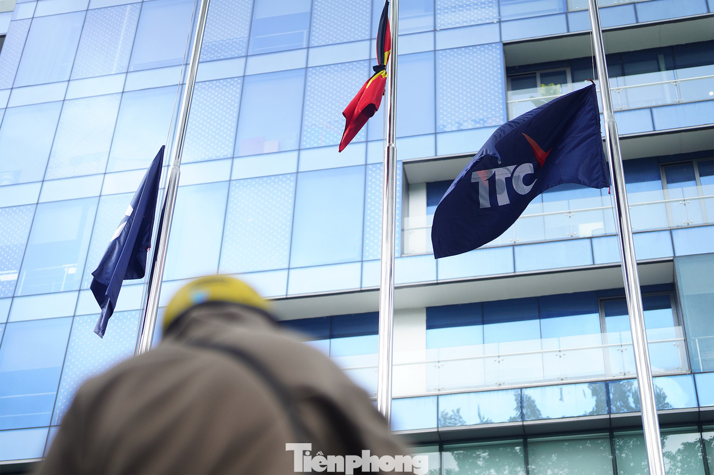 Cờ Tổ quốc được gắn dải băng đen tại một doanh nghiệp trên đường Hoàng Văn Thụ (quận Tân Bình). Một nhân viên bảo vệ cho biết, nghi thức treo cờ rủ được CB-CNV doanh nghiệp này thực hiện trang nghiêm. Cờ có dải băng tang, có kích thước bằng 1/10 chiều rộng lá cờ, chiều dài theo chiều dài của lá cờ và chỉ treo đến 2/3 chiều cao của cột cờ, dùng băng vải đen buộc không để cờ bay.