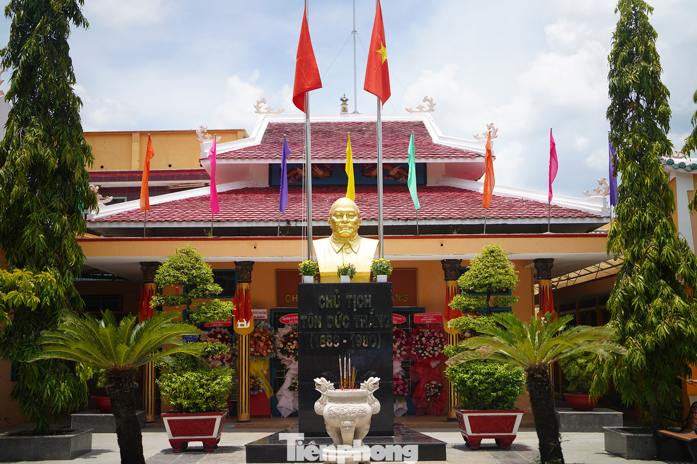 Để tưởng nhớ công lao của Chủ tịch Tôn Đức Thắng, năm 1991, cán bộ, đảng viên, công nhân viên chức và người lao động quận 8 đã đóng góp, xây dựng Nhà tưởng niệm Chủ tịch Tôn Đức Thắng ngay tại khuôn viên đình Bình Đông.