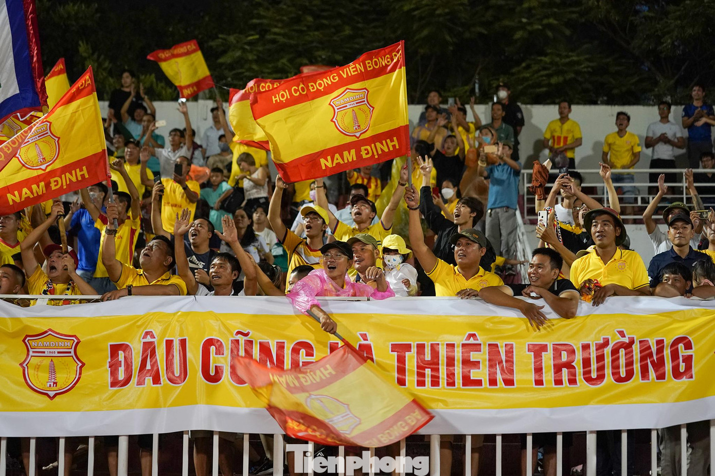 Ở trận này, CĐV Nam Định tự tin với khẩu hiệu "Đâu cũng là Thiên Trường". Ở trận này, CĐV Nam Định tự tin với khẩu hiệu "Đâu cũng là Thiên Trường".
