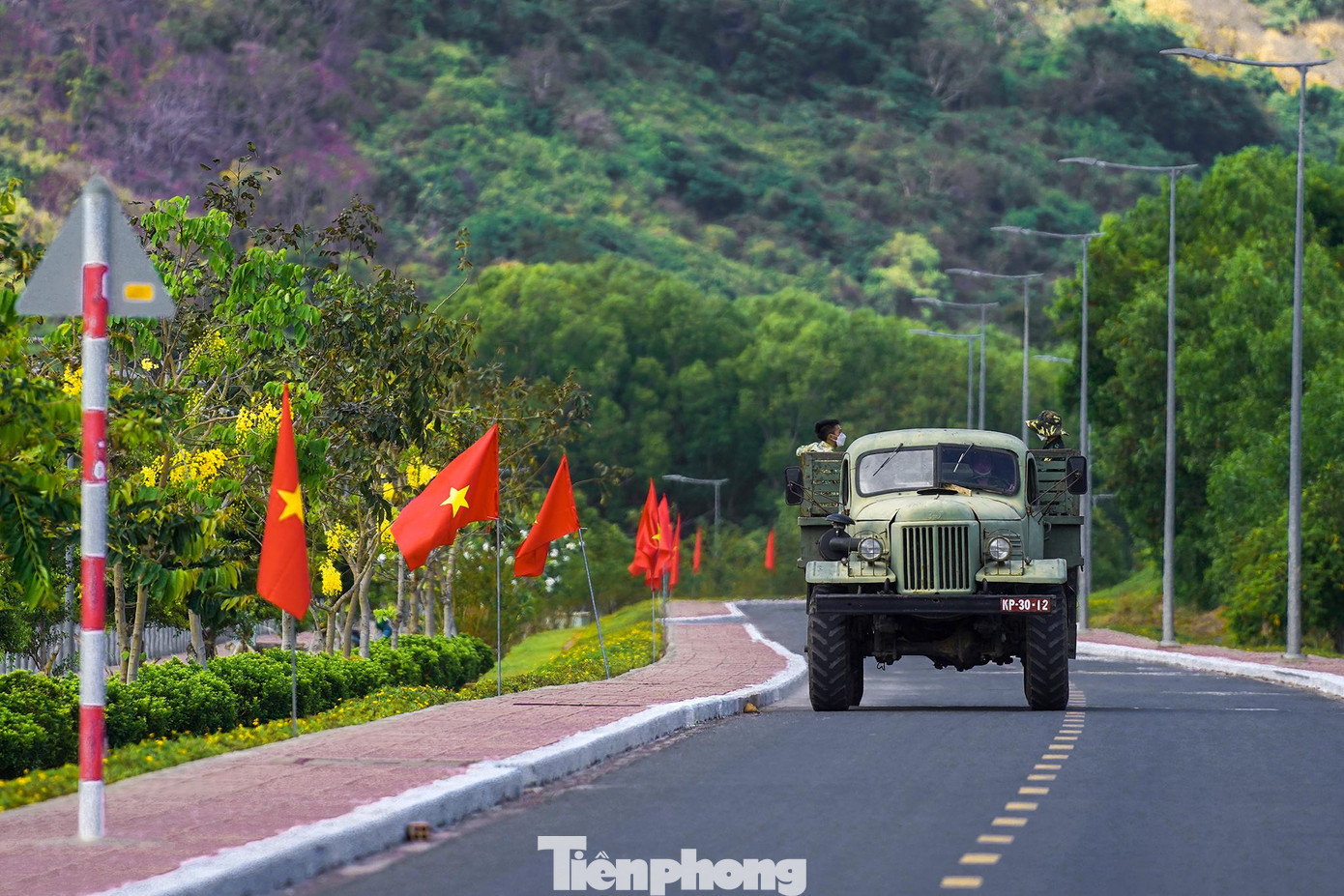 Sắc hoa bọ cạp vàng bung nở trên tuyến bờ hồ Quang Trung, nơi những VĐV đăng ký cự ly 10, 21, 42 km chạy qua đều có thể ngắm nhìn. Sắc hoa bọ cạp vàng bung nở trên tuyến bờ hồ Quang Trung, nơi những VĐV đăng ký cự ly 10, 21, 42 km chạy qua đều có thể ngắm nhìn.